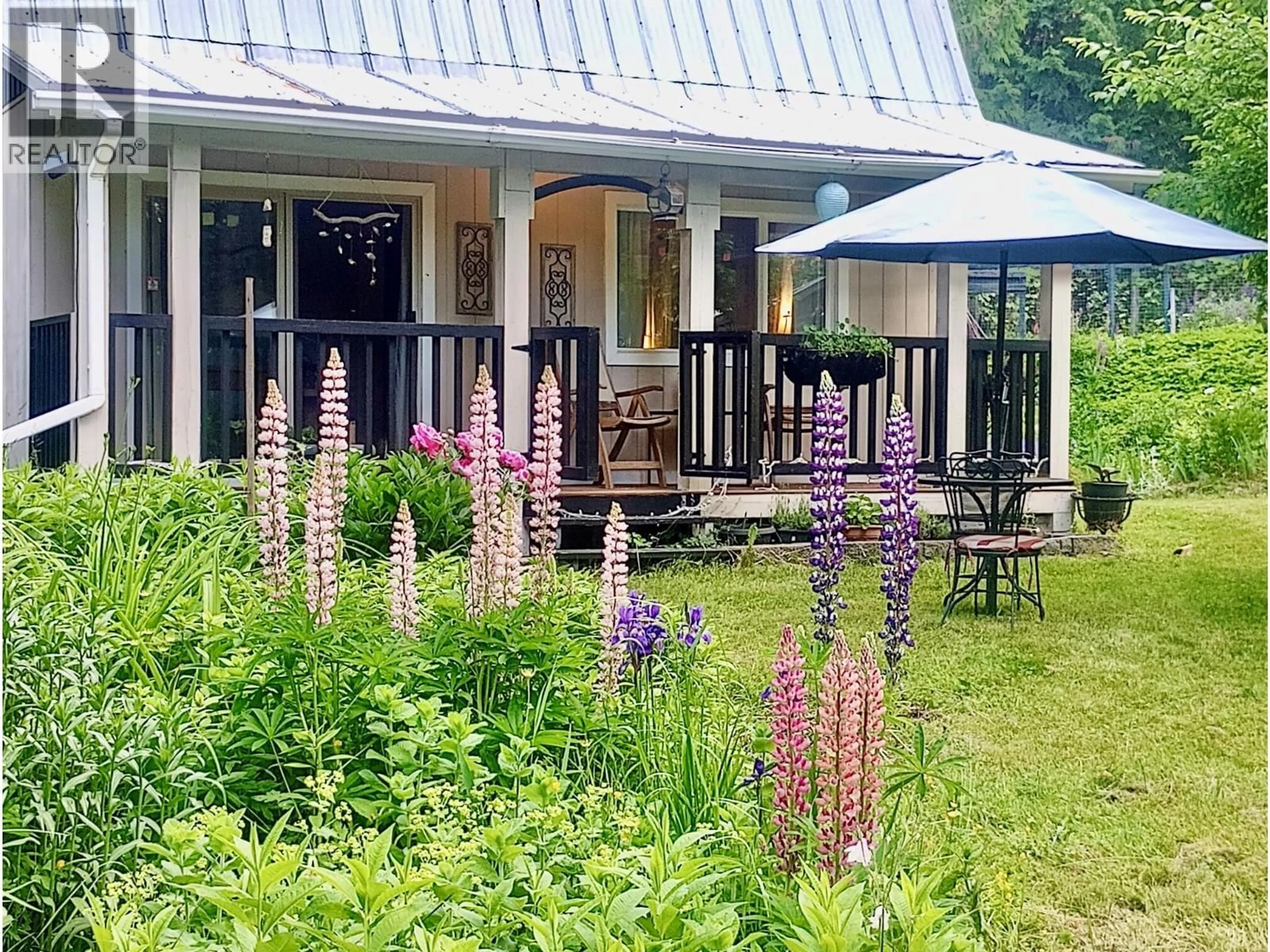 Patio, mountain view for 7812 6 HIGHWAY, Fauquier British Columbia V0G1K0
