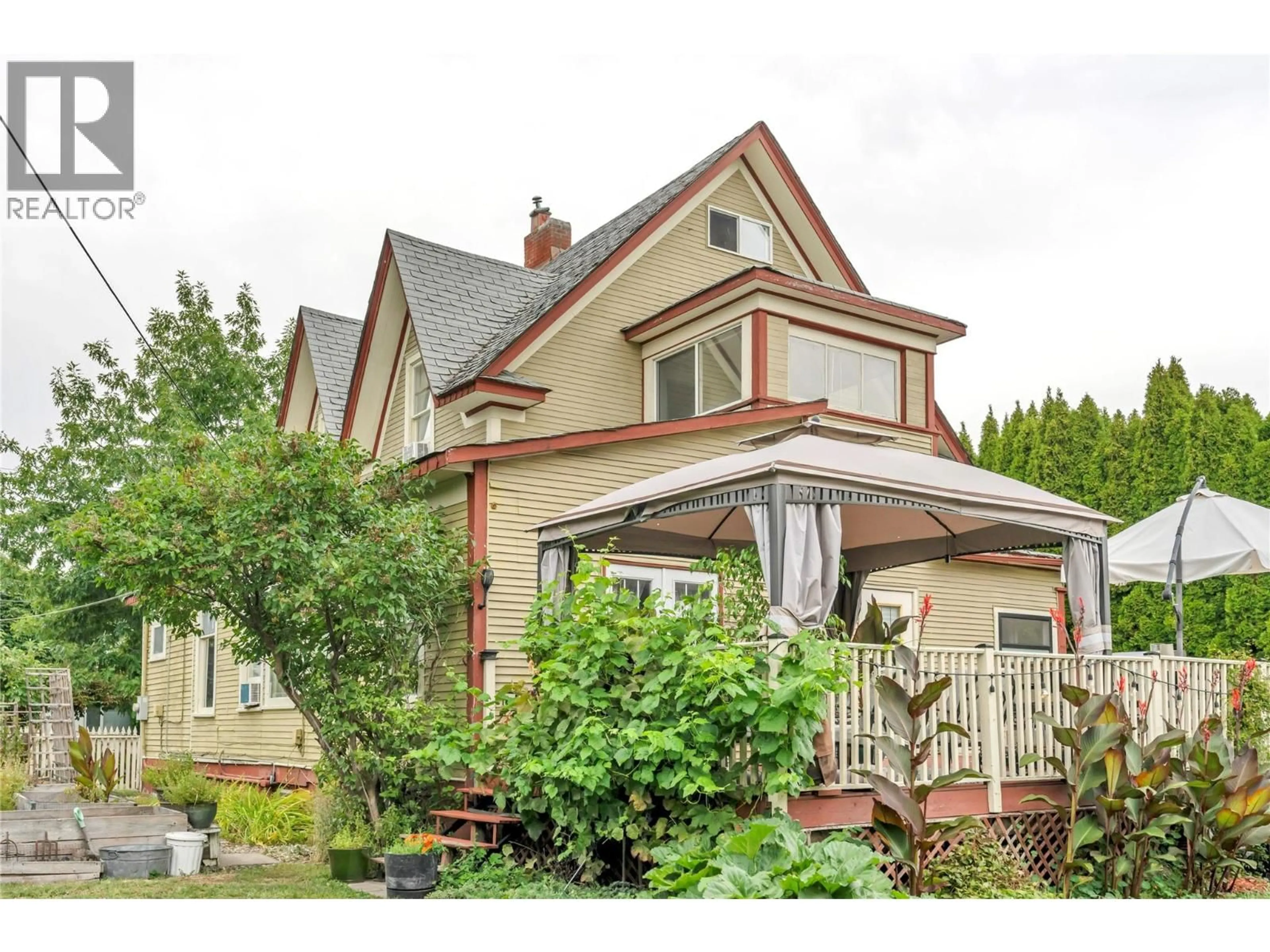 Home with vinyl exterior material, street for 494 YOUNG STREET, Penticton British Columbia V2A5T1