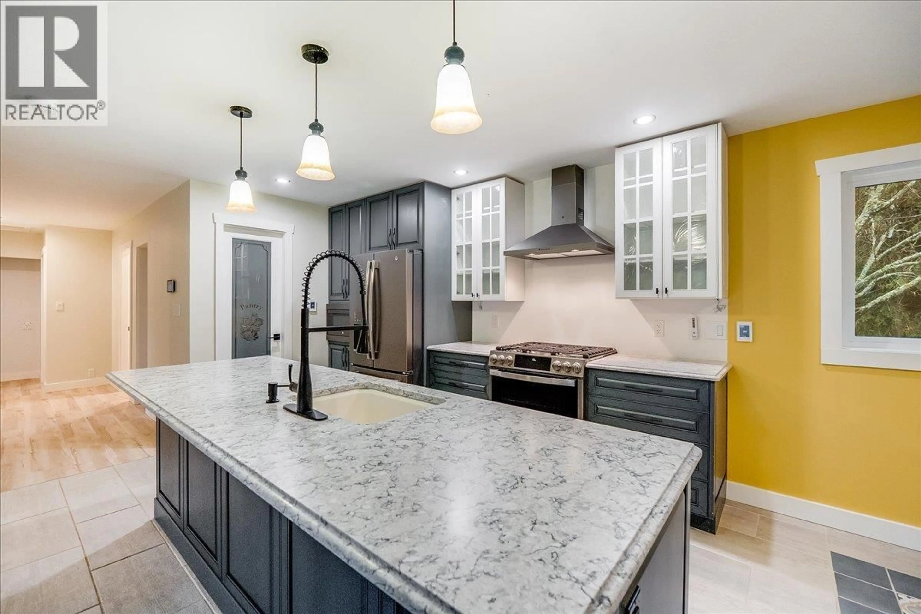 Contemporary kitchen, unknown for 1408 MEADOWBROOK DRIVE, Castlegar British Columbia V1N3M1