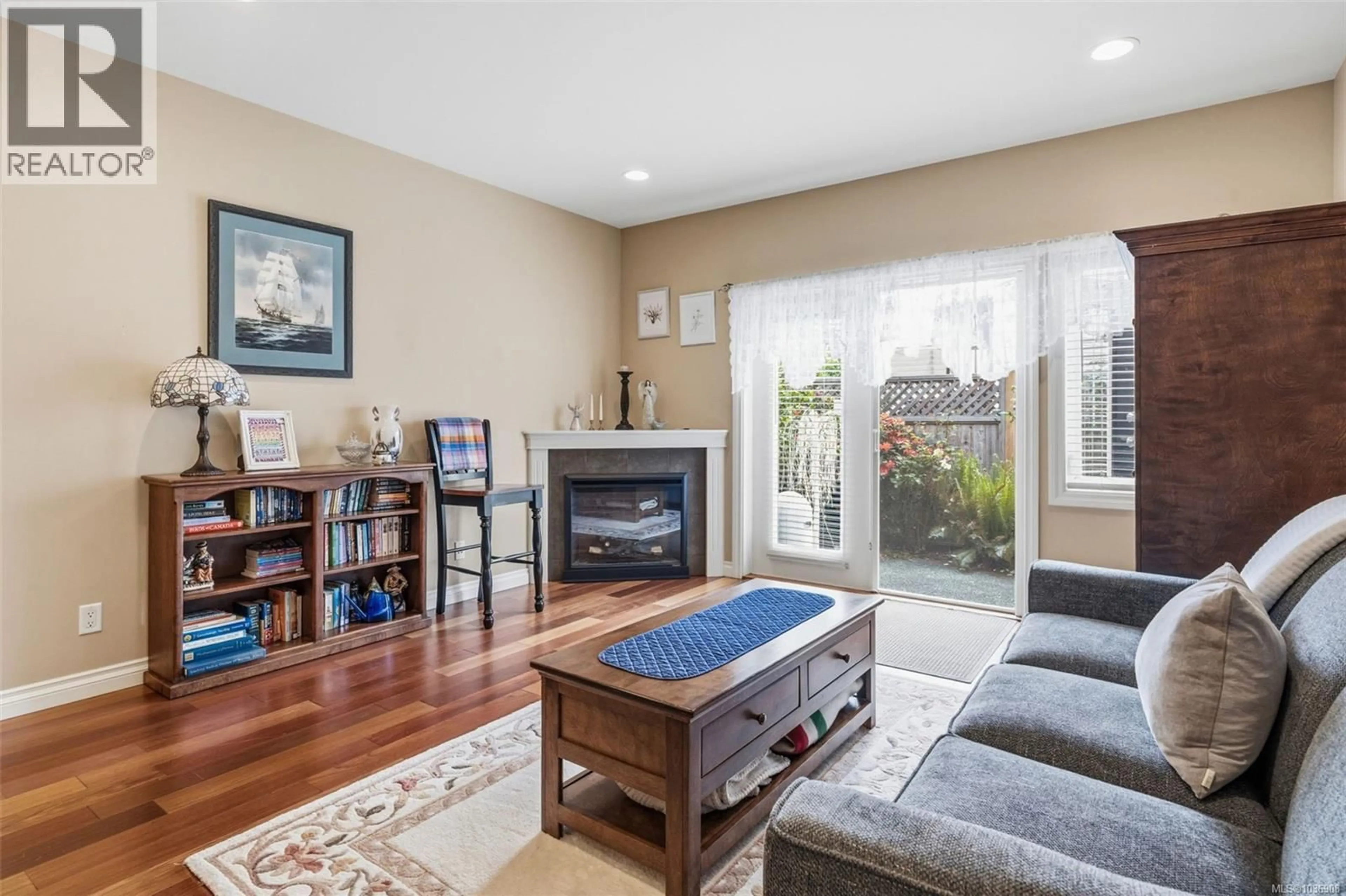 Living room with furniture, unknown for 2 - 9625 FIFTH STREET, Sidney British Columbia V8L2W7