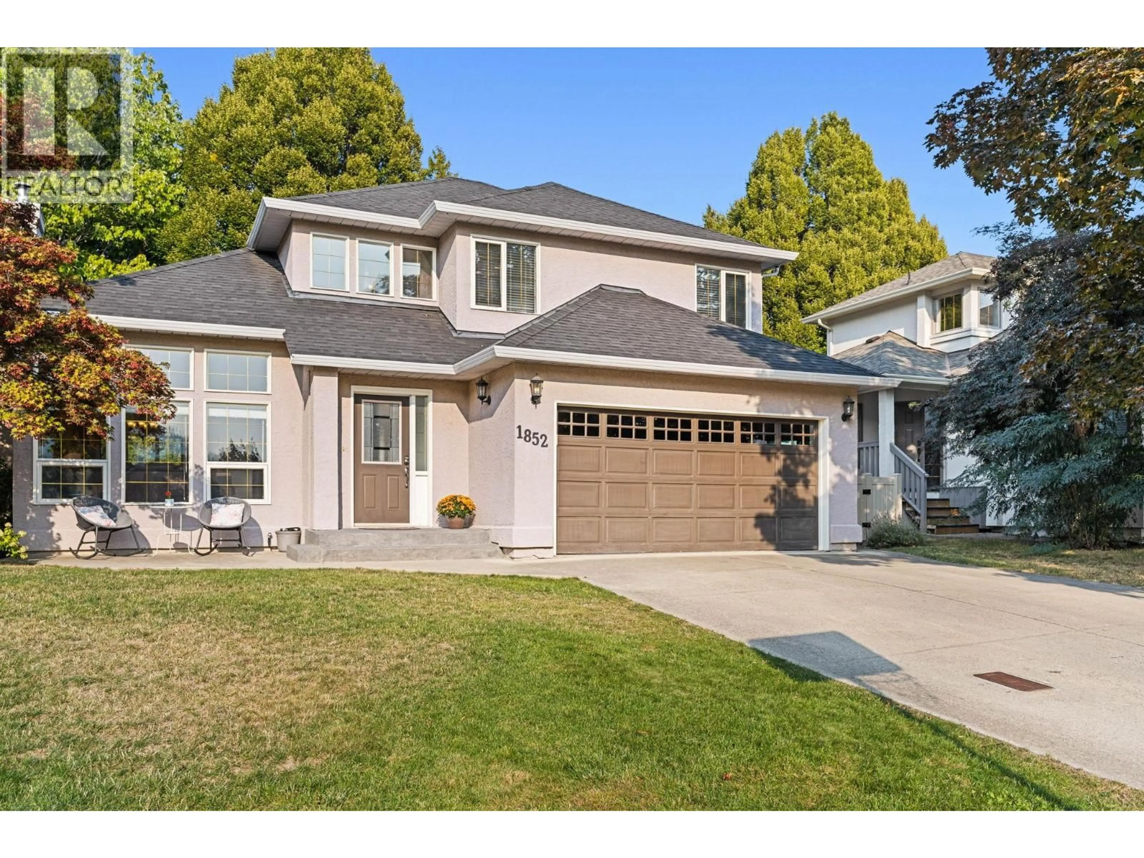 Home with vinyl exterior material, street for 1852 PORTLAND PLACE, Kelowna British Columbia V1V1P9