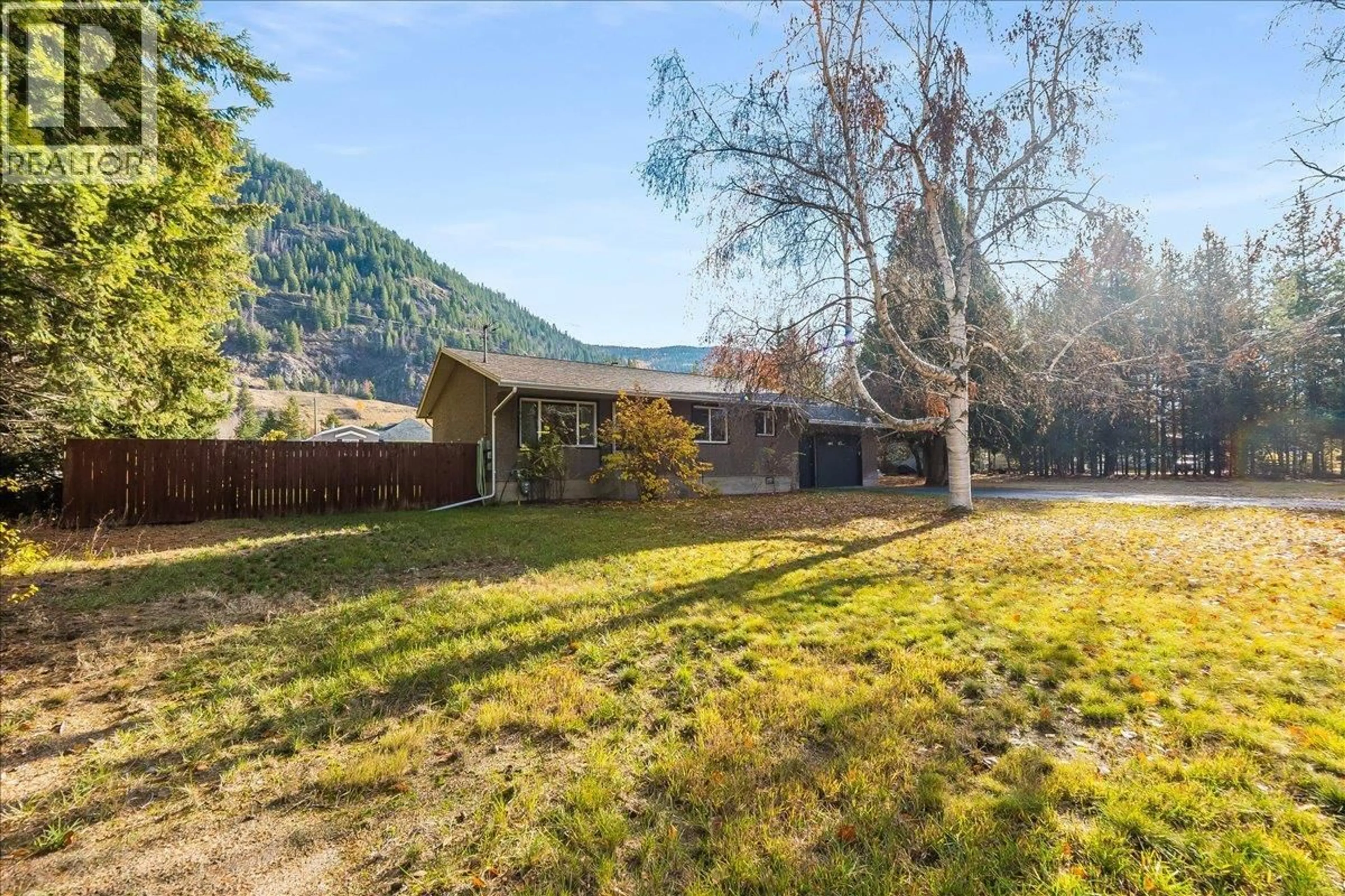 A pic from outside/outdoor area/front of a property/back of a property/a pic from drone, unknown for 940 COLUMBIA ROAD, Castlegar British Columbia V1N4K5