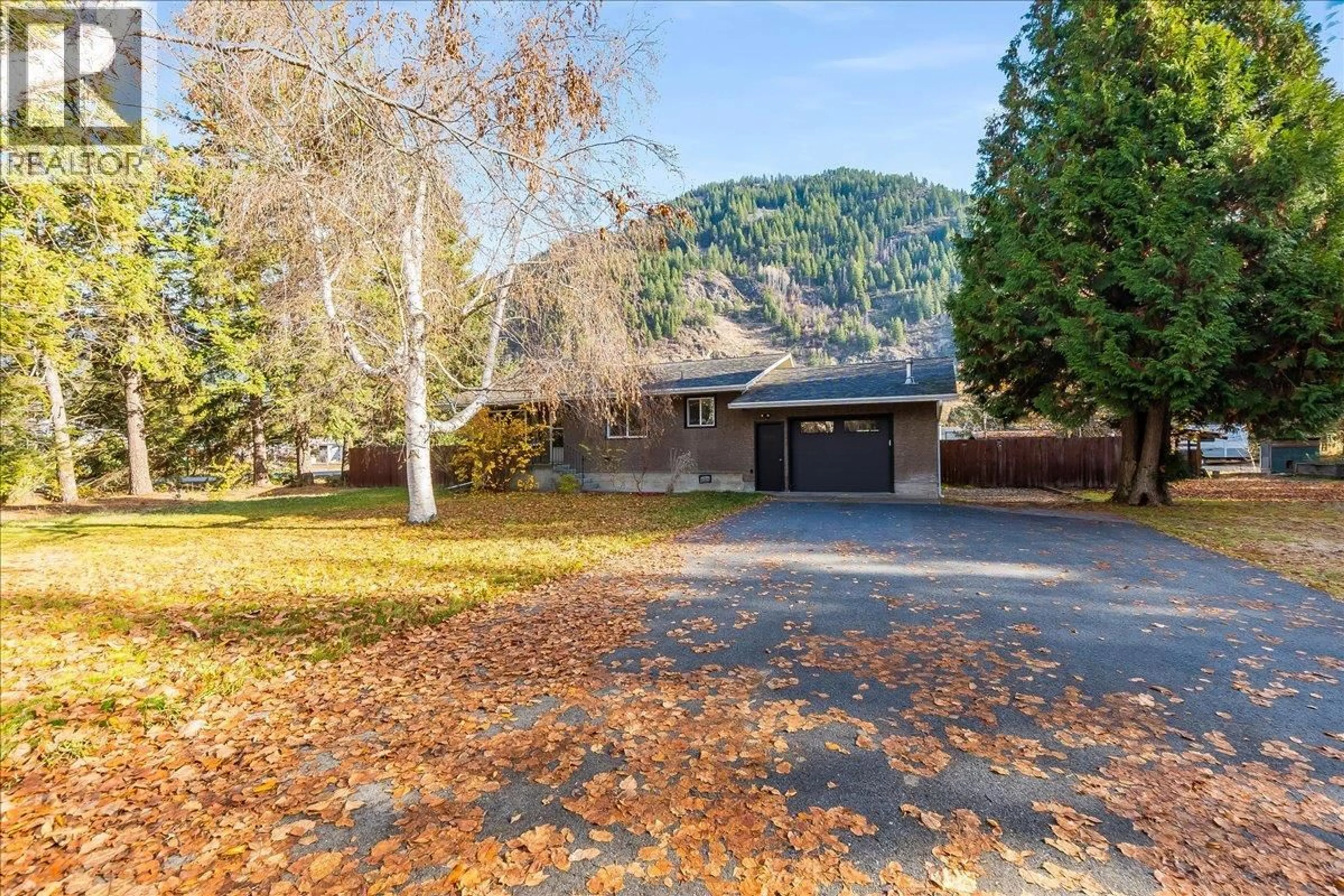 A pic from outside/outdoor area/front of a property/back of a property/a pic from drone, water/lake/river/ocean view for 940 COLUMBIA ROAD, Castlegar British Columbia V1N4K5