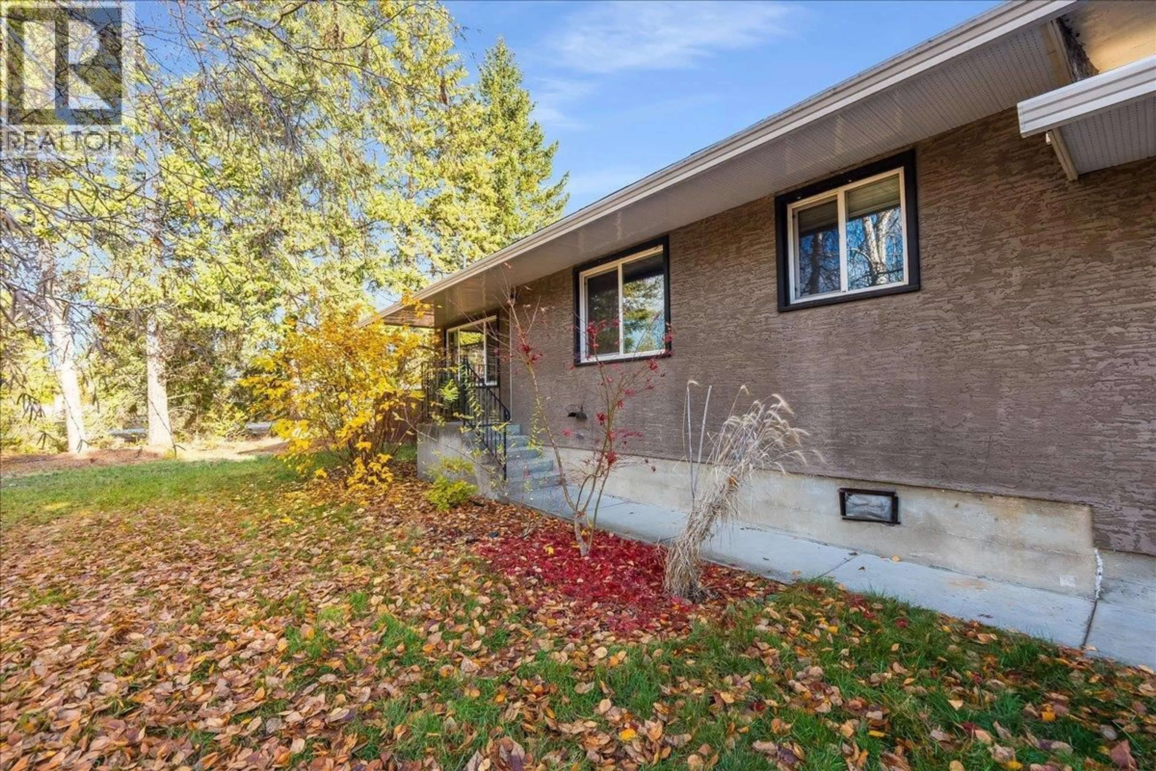 Patio, unknown for 940 COLUMBIA ROAD, Castlegar British Columbia V1N4K5