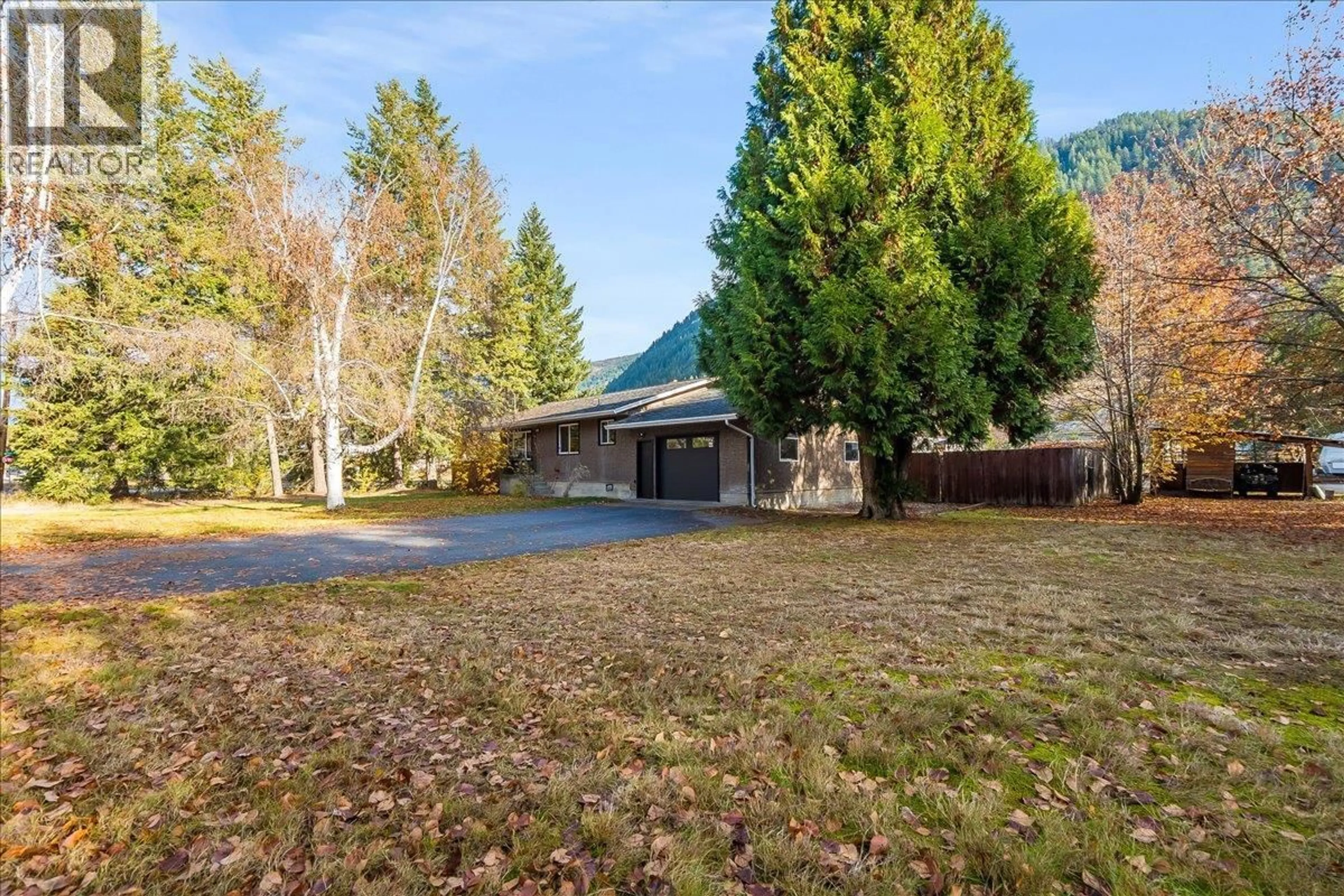 A pic from outside/outdoor area/front of a property/back of a property/a pic from drone, mountain view for 940 COLUMBIA ROAD, Castlegar British Columbia V1N4K5