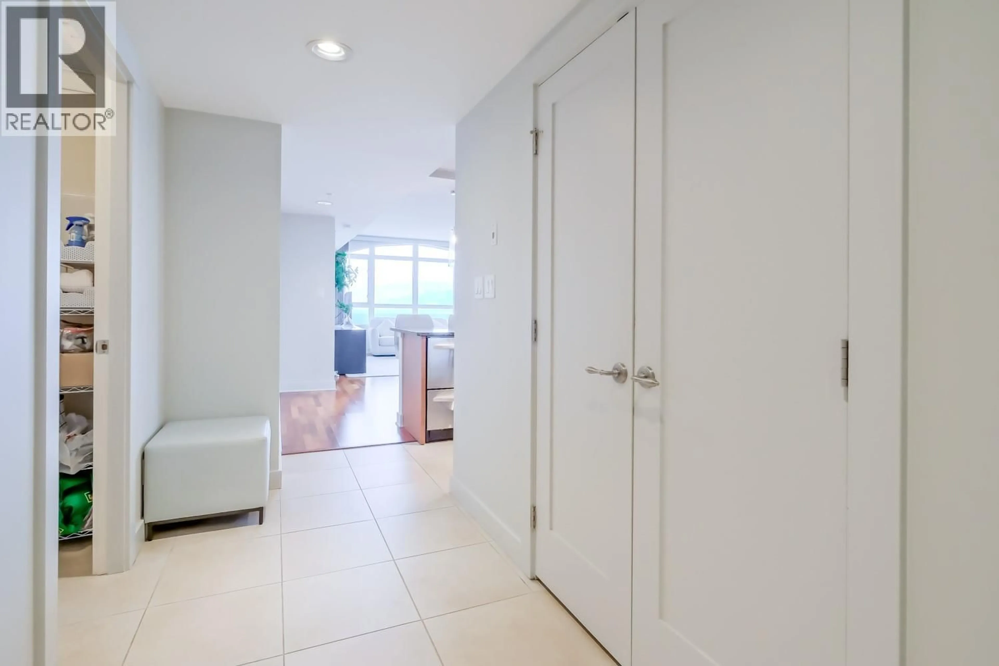 Indoor foyer for 1402 - 75 MARTIN STREET, Penticton British Columbia V2A9C8