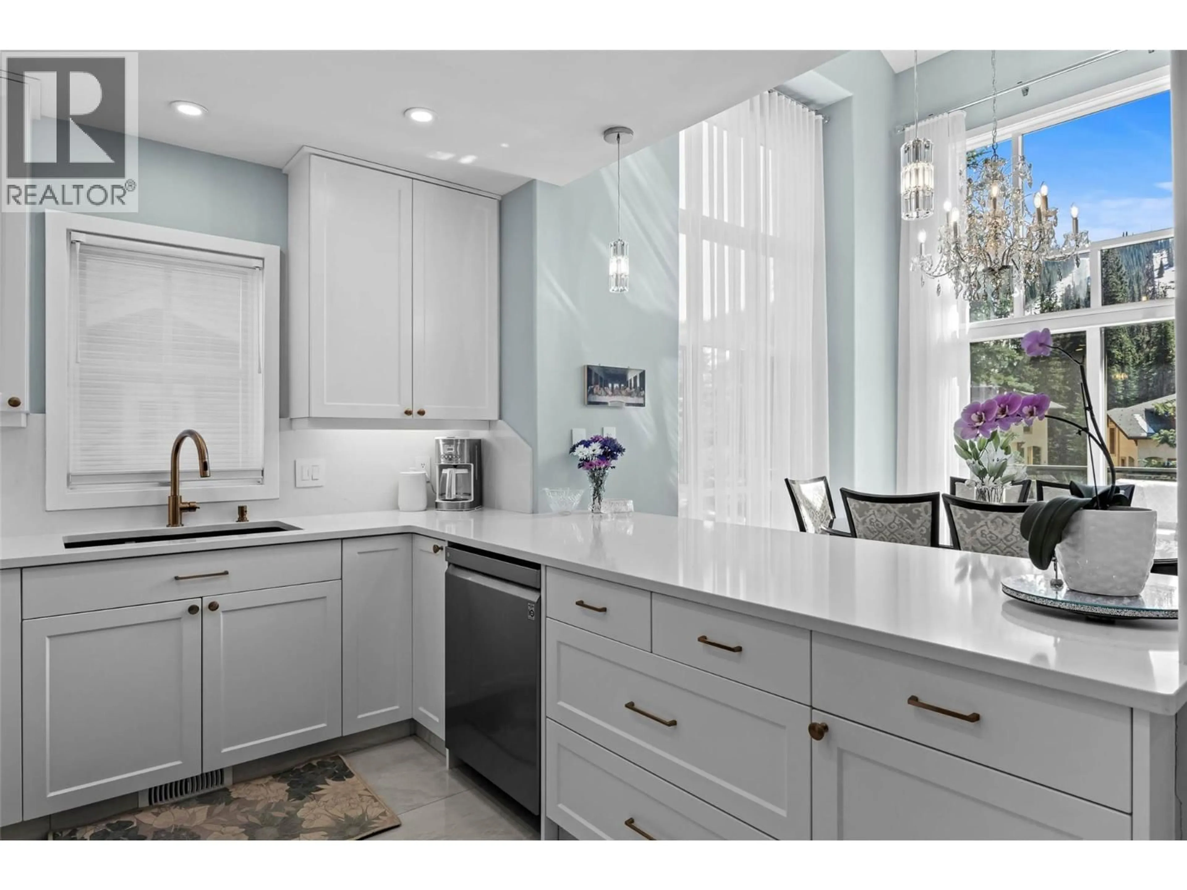 Contemporary kitchen, ceramic/tile floor for 33 - 6015 VALLEY DRIVE, Sun Peaks British Columbia V0E5N0