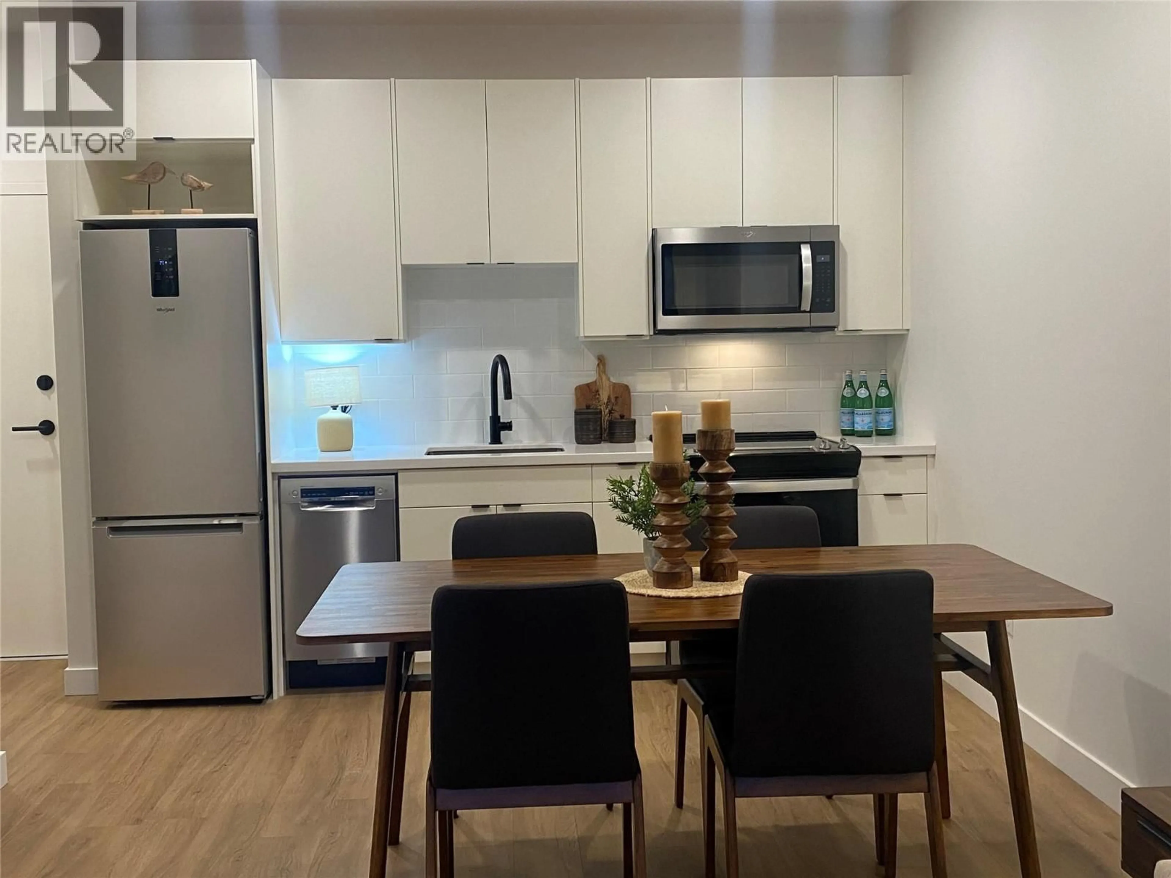 Standard kitchen, wood/laminate floor for 404 - 514 VICTORIA STREET, Nelson British Columbia V1L4K8