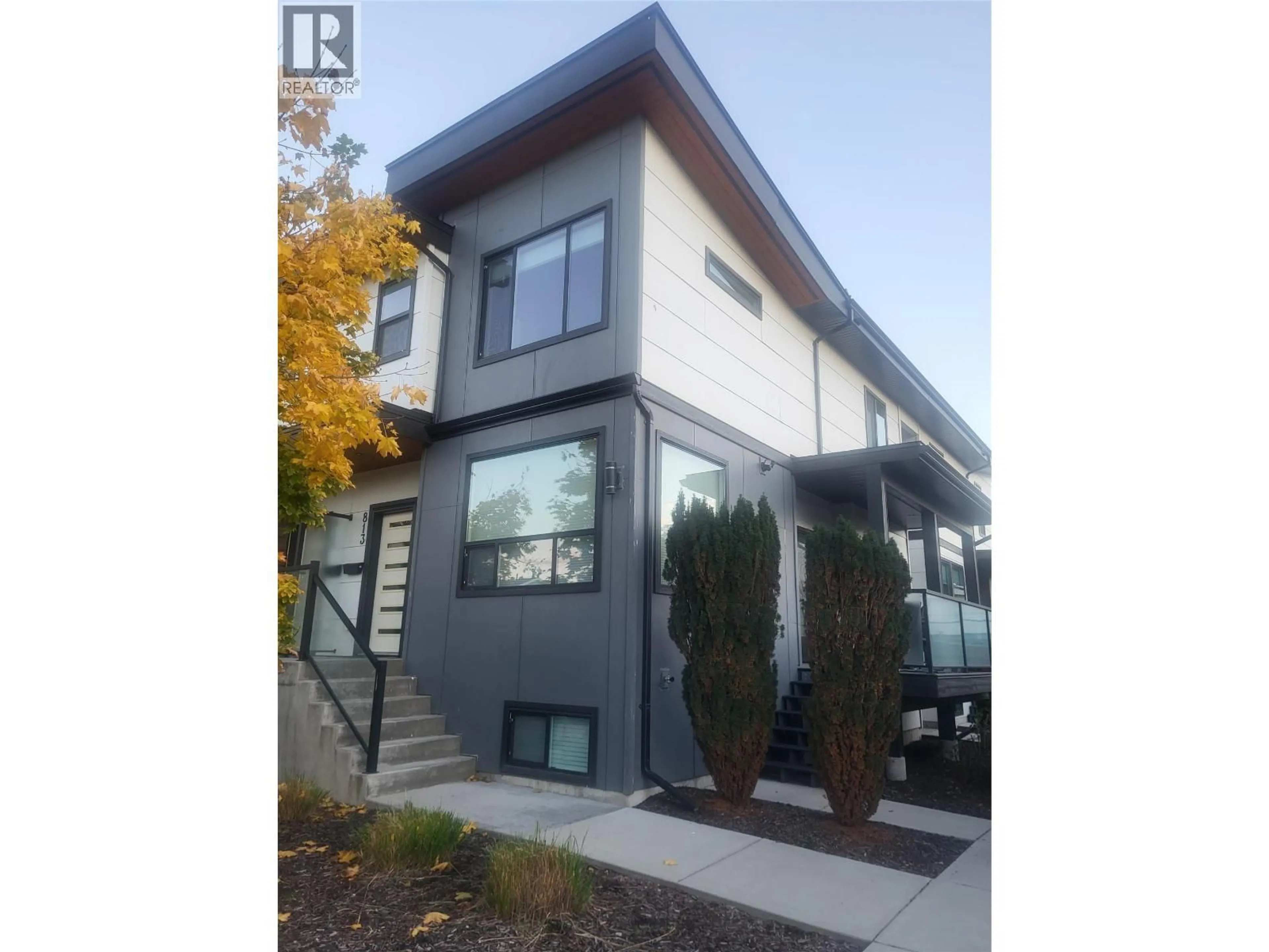 Home with vinyl exterior material, street for 813 ROSE AVENUE, Kelowna British Columbia V1Y5K3