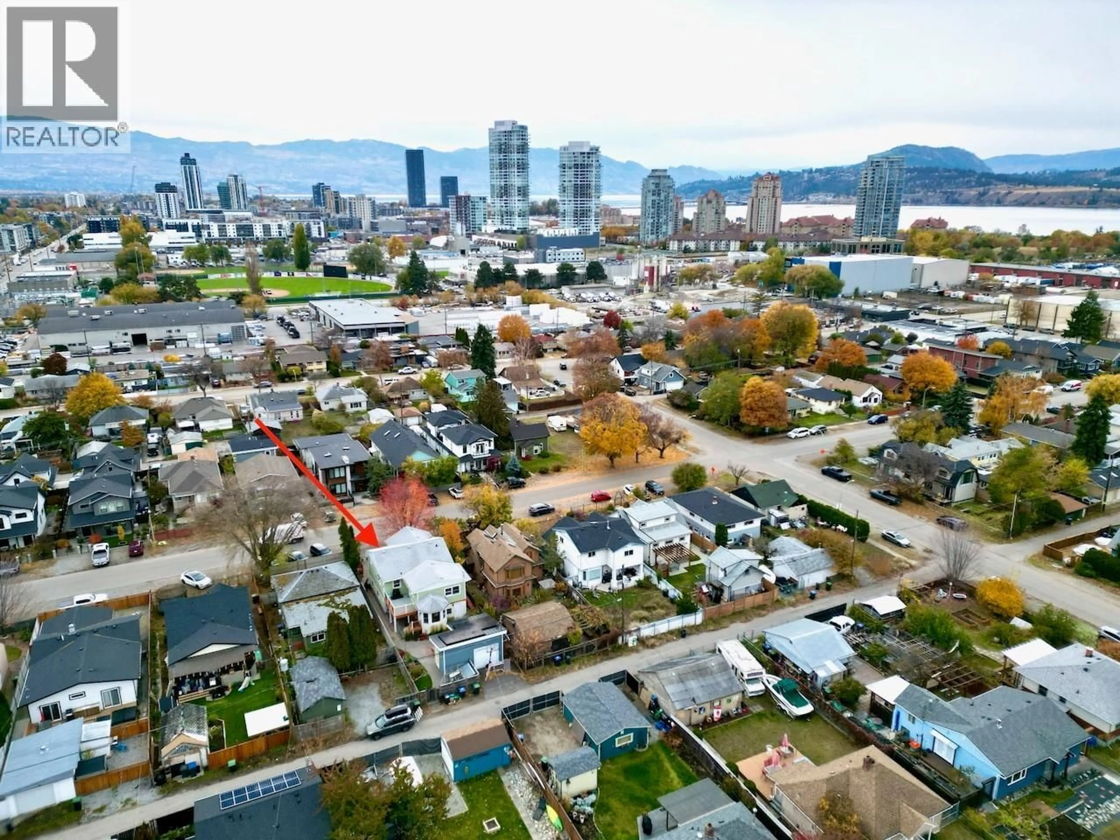 A pic from outside/outdoor area/front of a property/back of a property/a pic from drone, city buildings view from balcony for 640 ROANOKE AVENUE, Kelowna British Columbia V1Y7K8