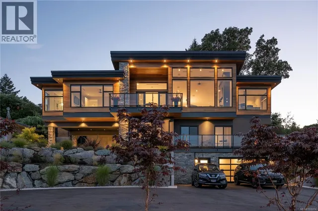 928 CLAREMONT AVENUE, Saanich