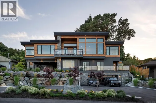 928 CLAREMONT AVENUE, Saanich 5