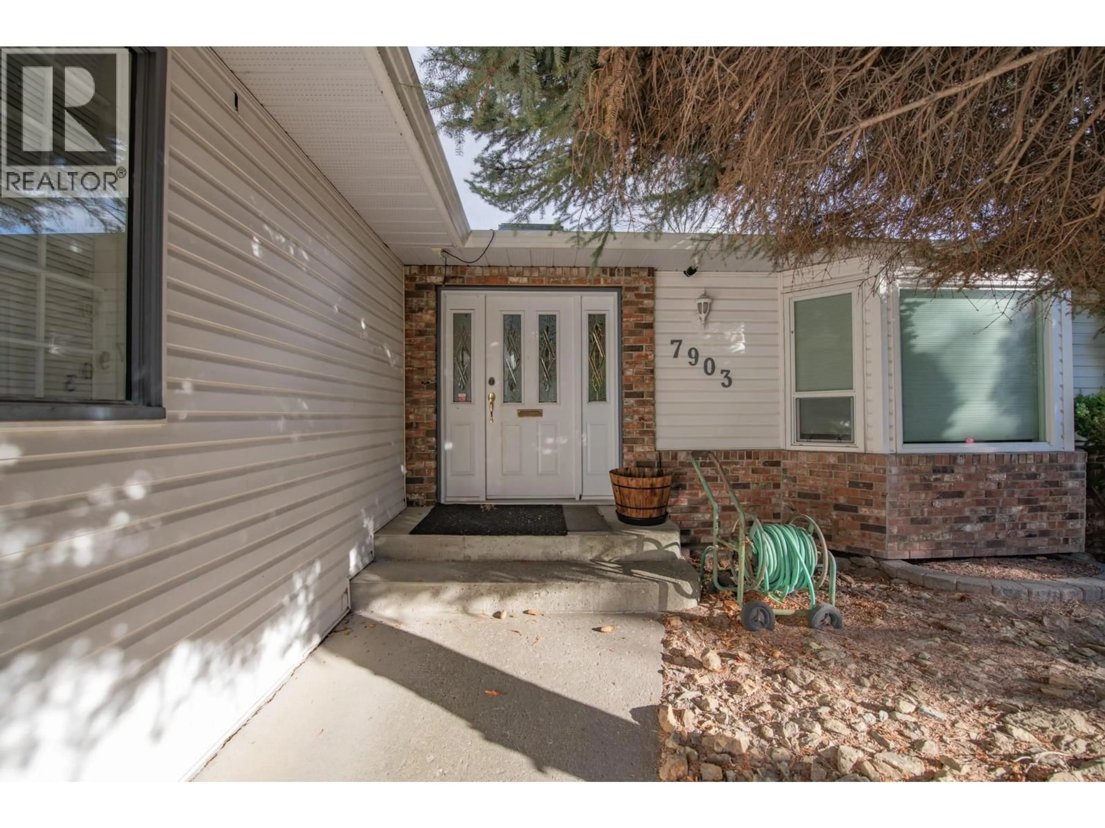 Indoor entryway for 7903 LAKEVIEW DRIVE, Coldstream British Columbia V1B1W4