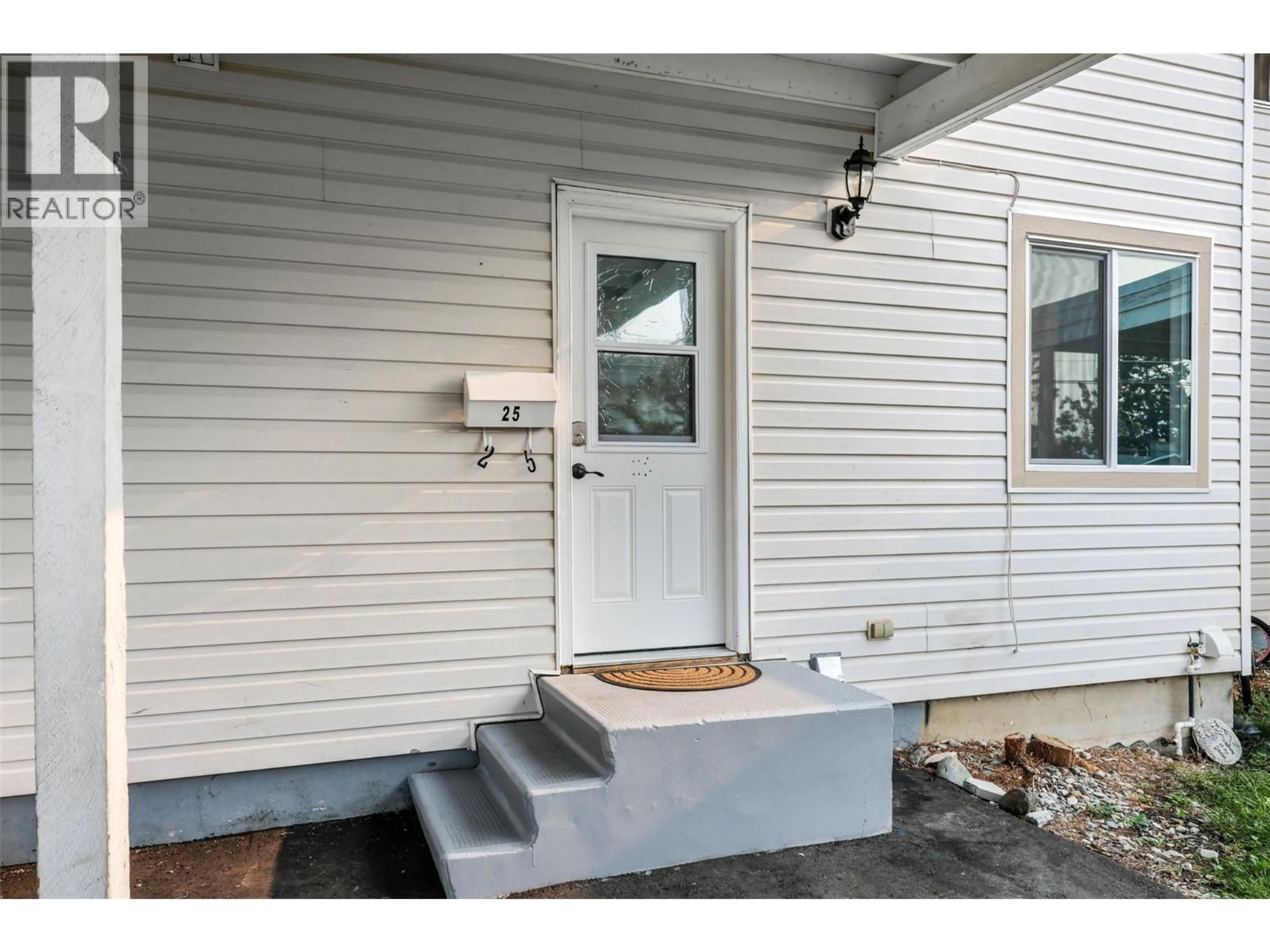 Indoor entryway for 25 - 2564 SANDPIPER DRIVE, Kamloops British Columbia V2B6X1