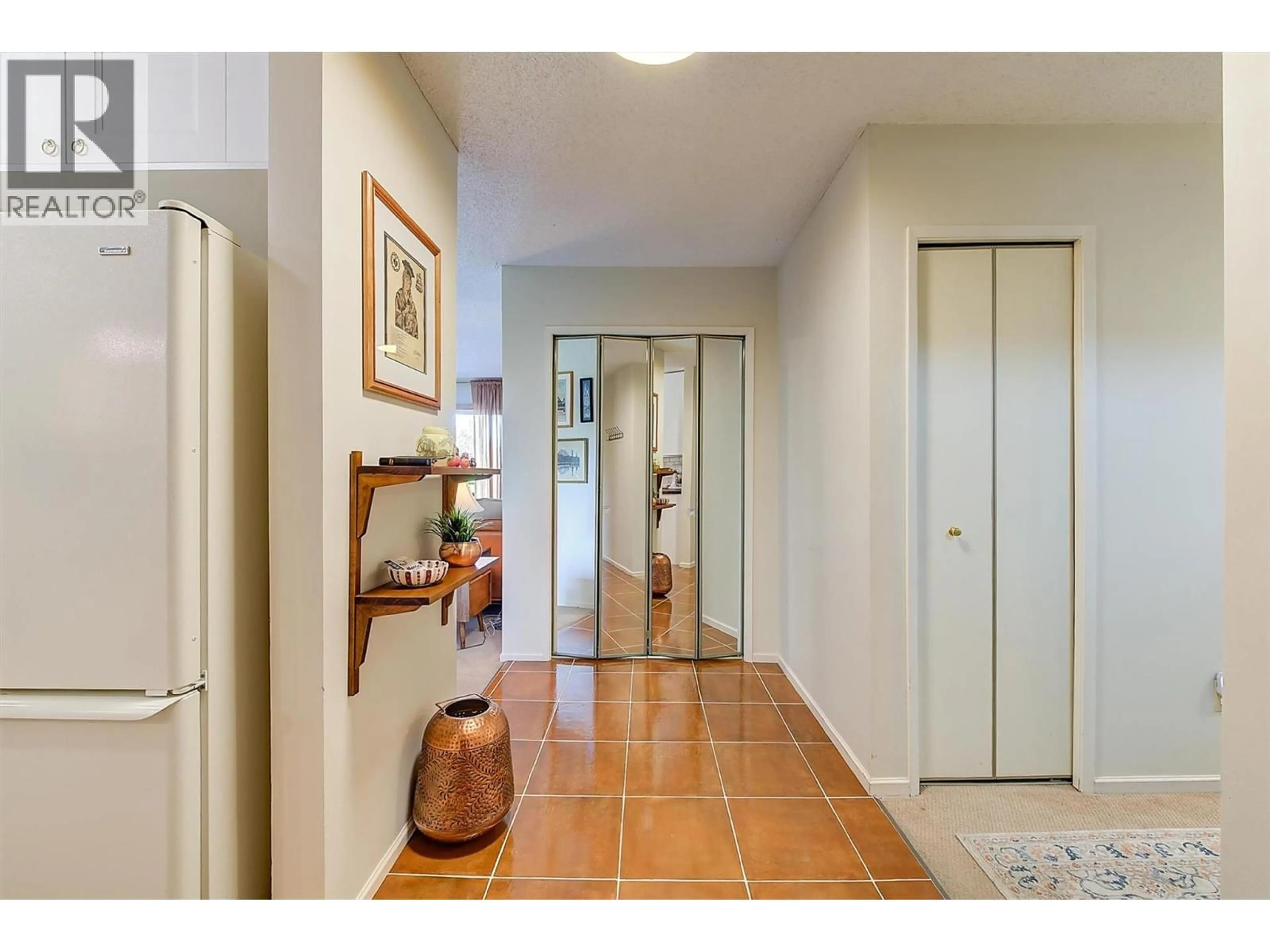 Indoor entryway for 205 - 983 BERNARD AVENUE, Kelowna British Columbia V1Y6P7