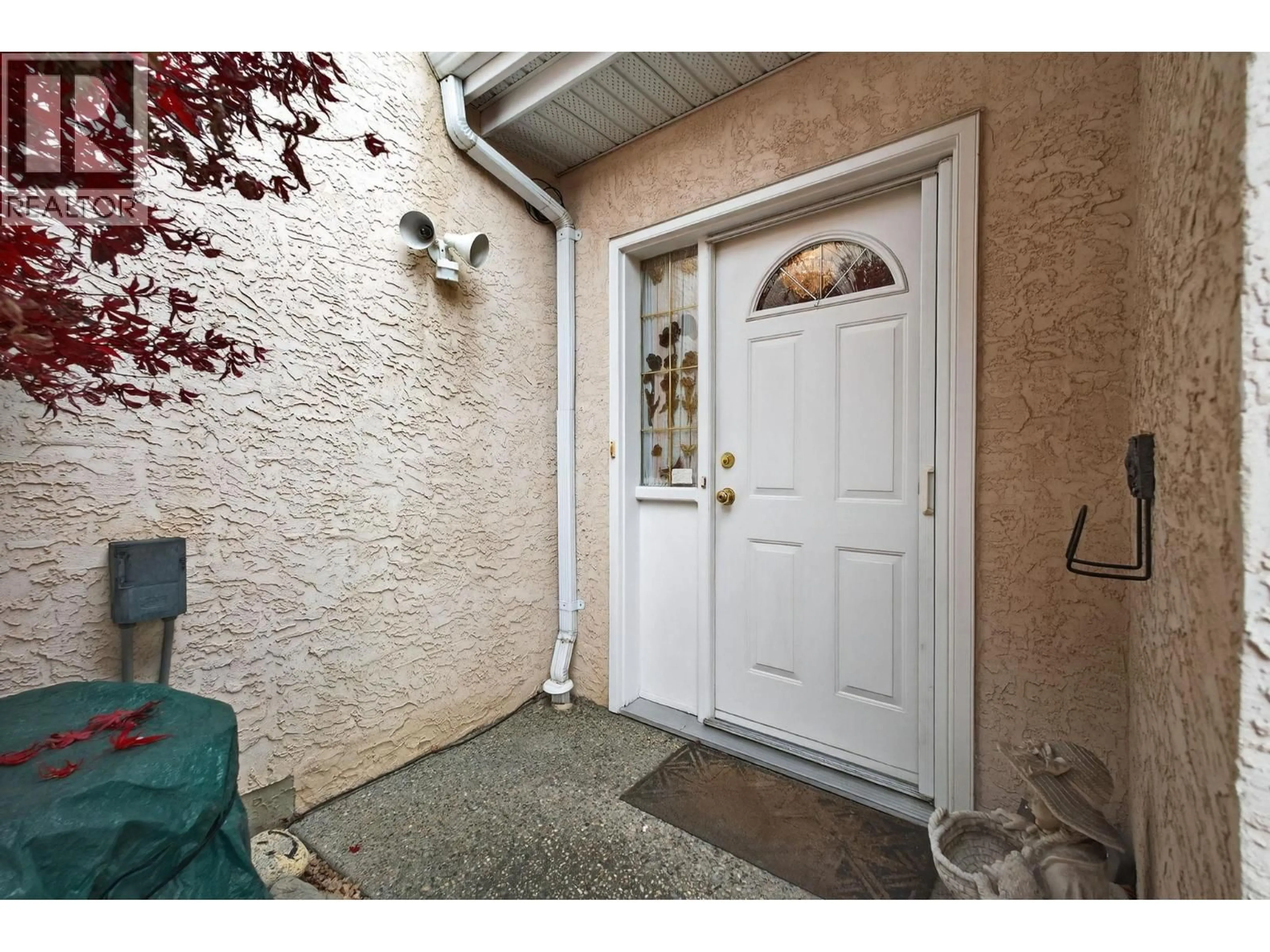 Indoor entryway for 10 - 1800 PARKVIEW CRESCENT, Kelowna British Columbia V1X7G6