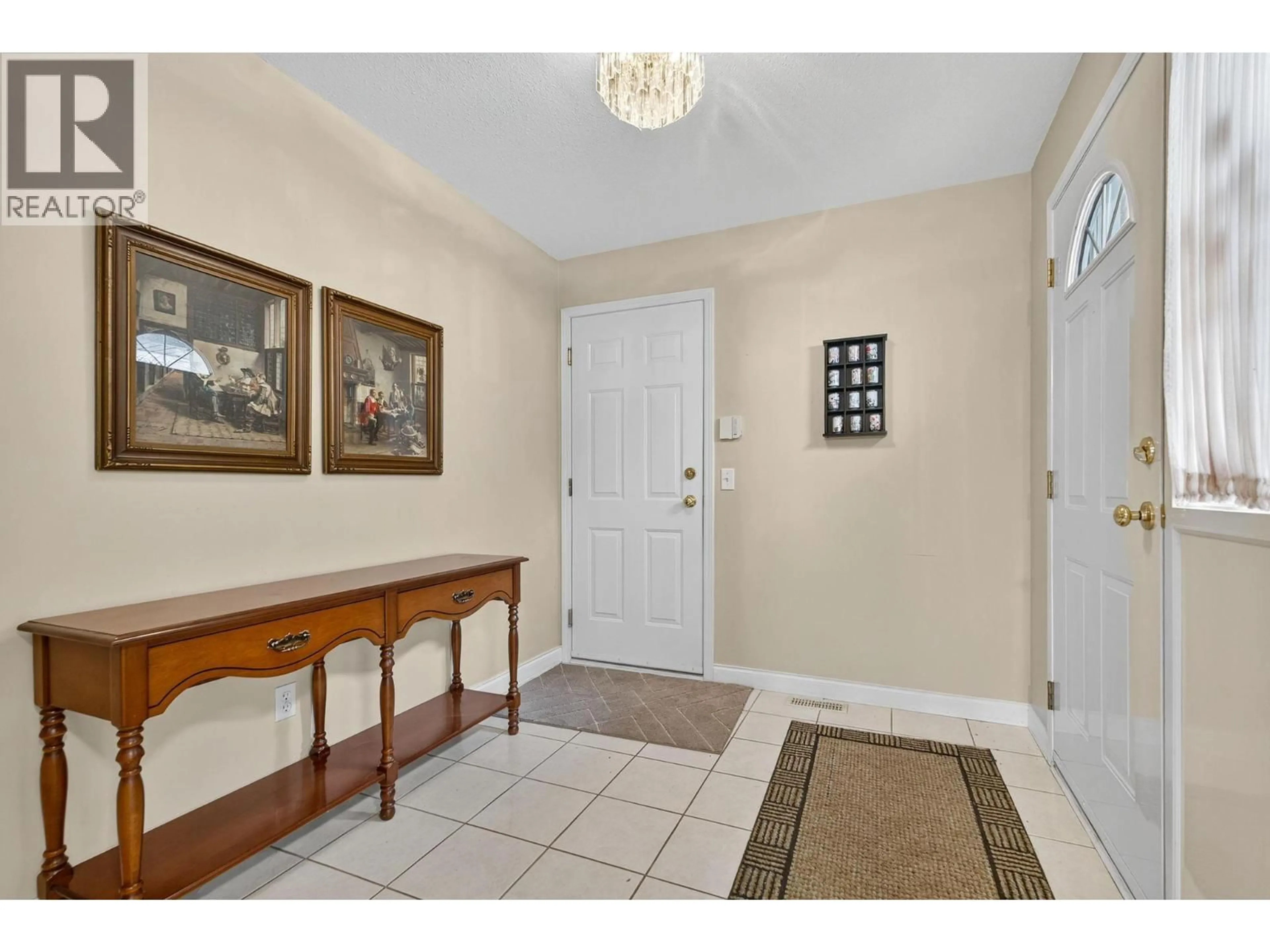 Indoor entryway for 10 - 1800 PARKVIEW CRESCENT, Kelowna British Columbia V1X7G6