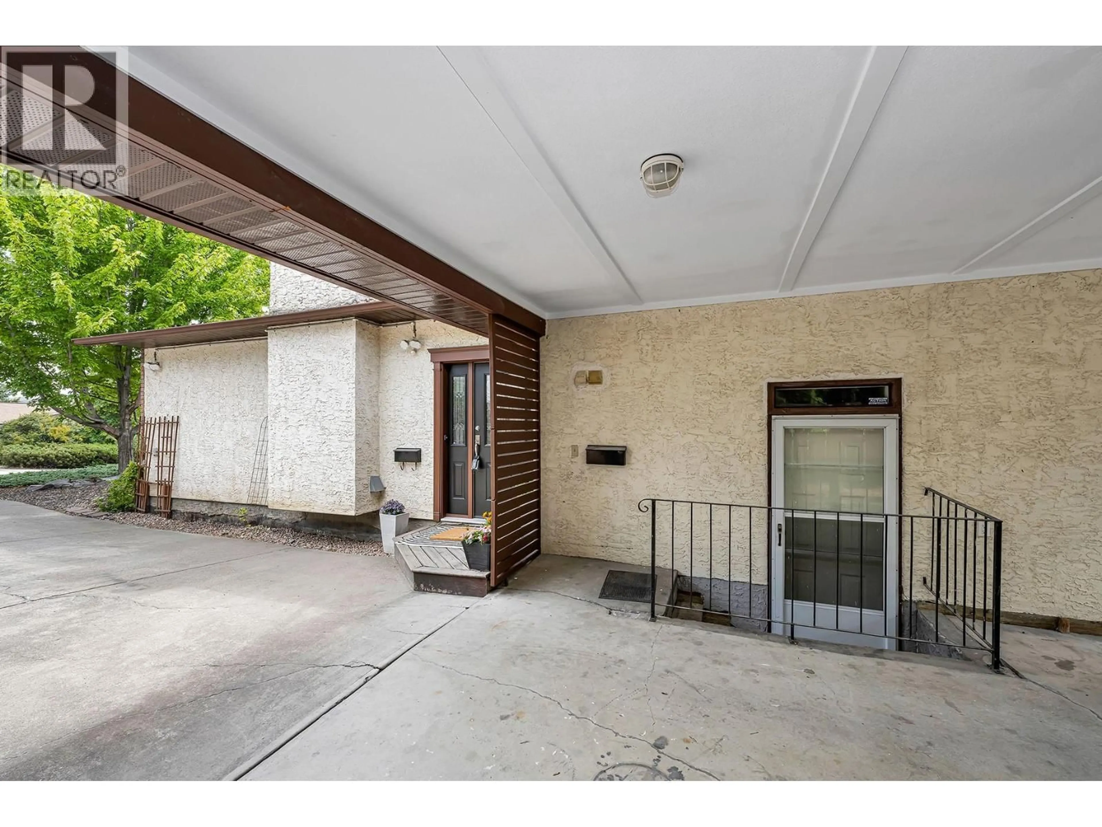 Indoor foyer for 2916 ALLENBY WAY, Vernon British Columbia V1T8R1