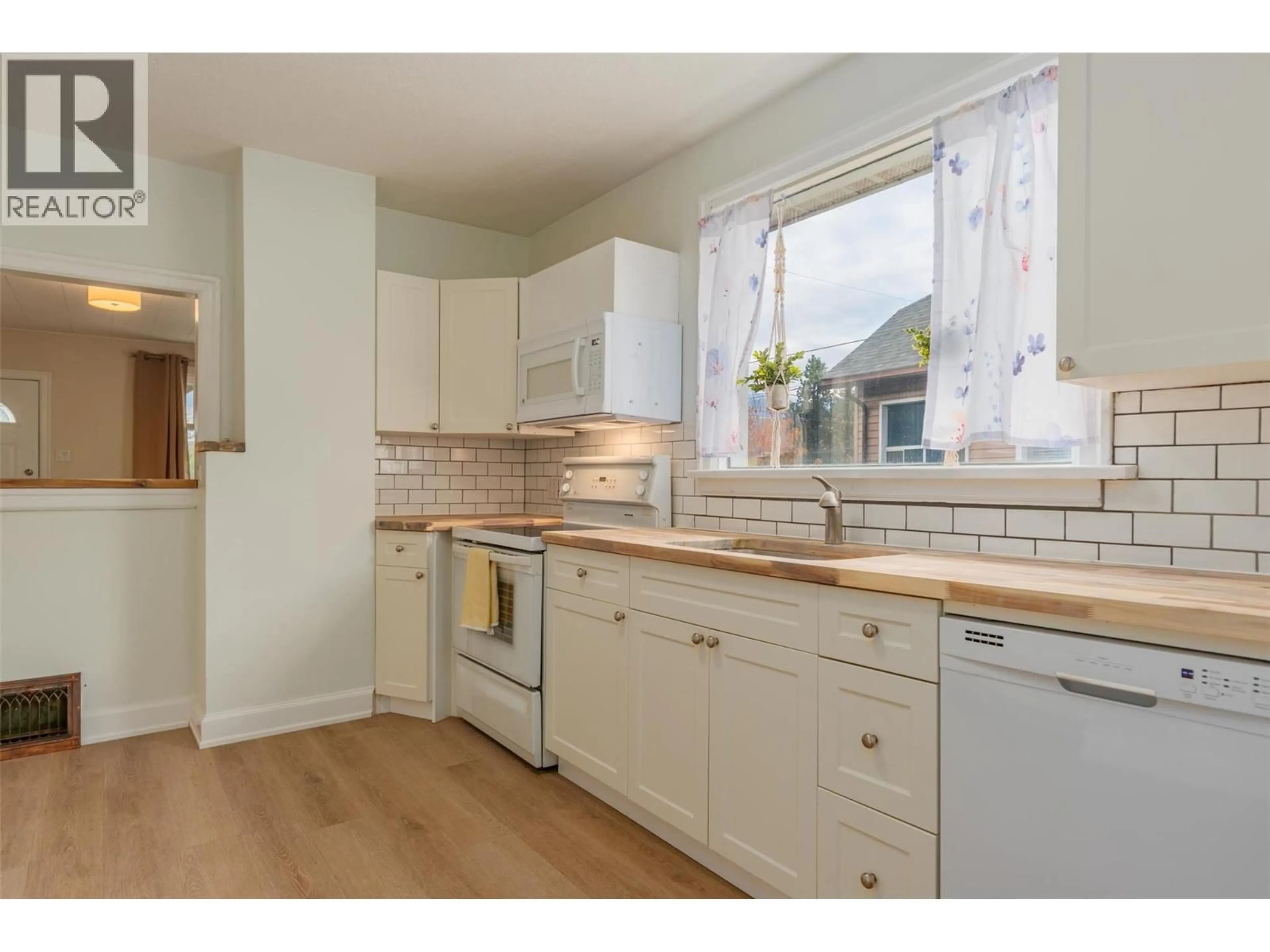 Standard kitchen, unknown for 1347 THIRD AVENUE, Trail British Columbia V1R1P3