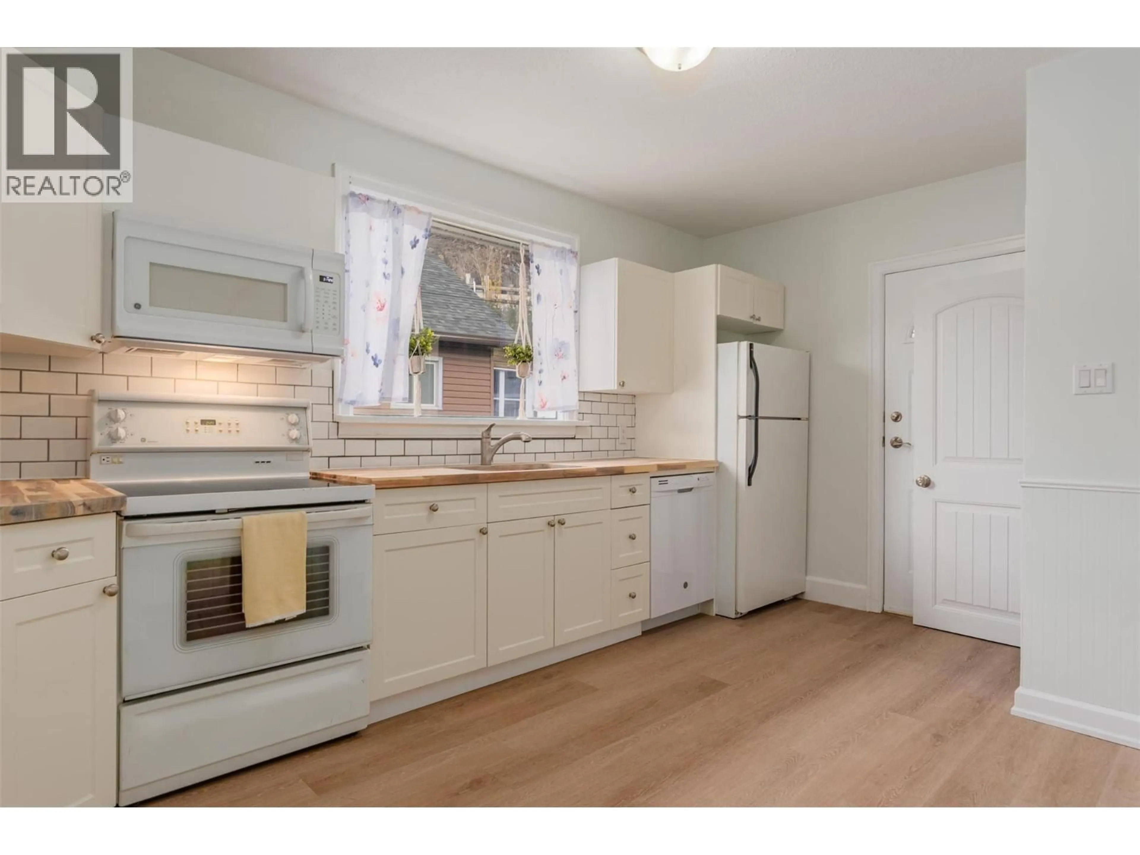 Standard kitchen, unknown for 1347 THIRD AVENUE, Trail British Columbia V1R1P3