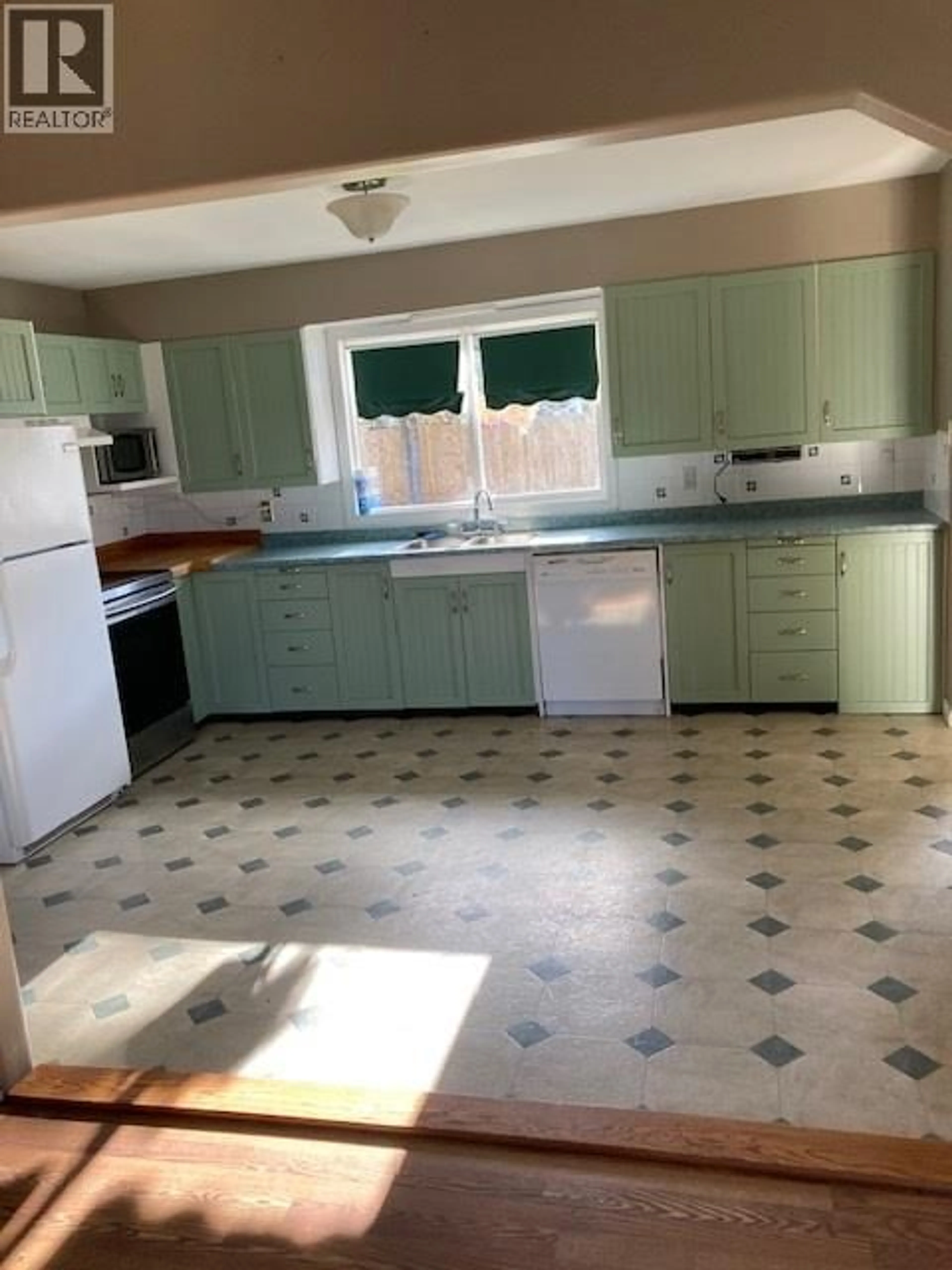 Standard kitchen, ceramic/tile floor for 1409 115 AVENUE, Dawson Creek British Columbia V1G3C4