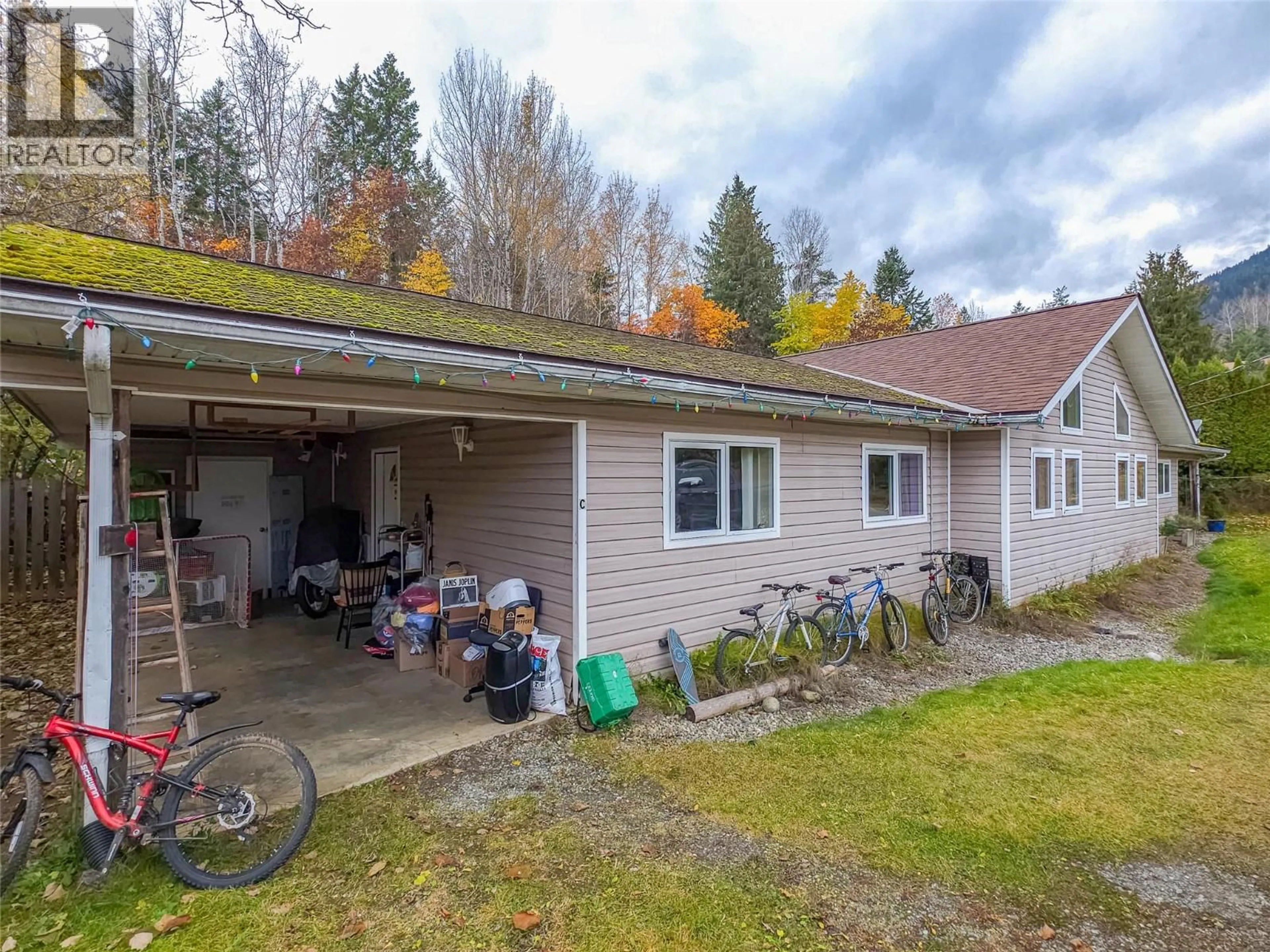 A pic from outside/outdoor area/front of a property/back of a property/a pic from drone, unknown for 661A C AVENUE, Kaslo British Columbia V0G1M0