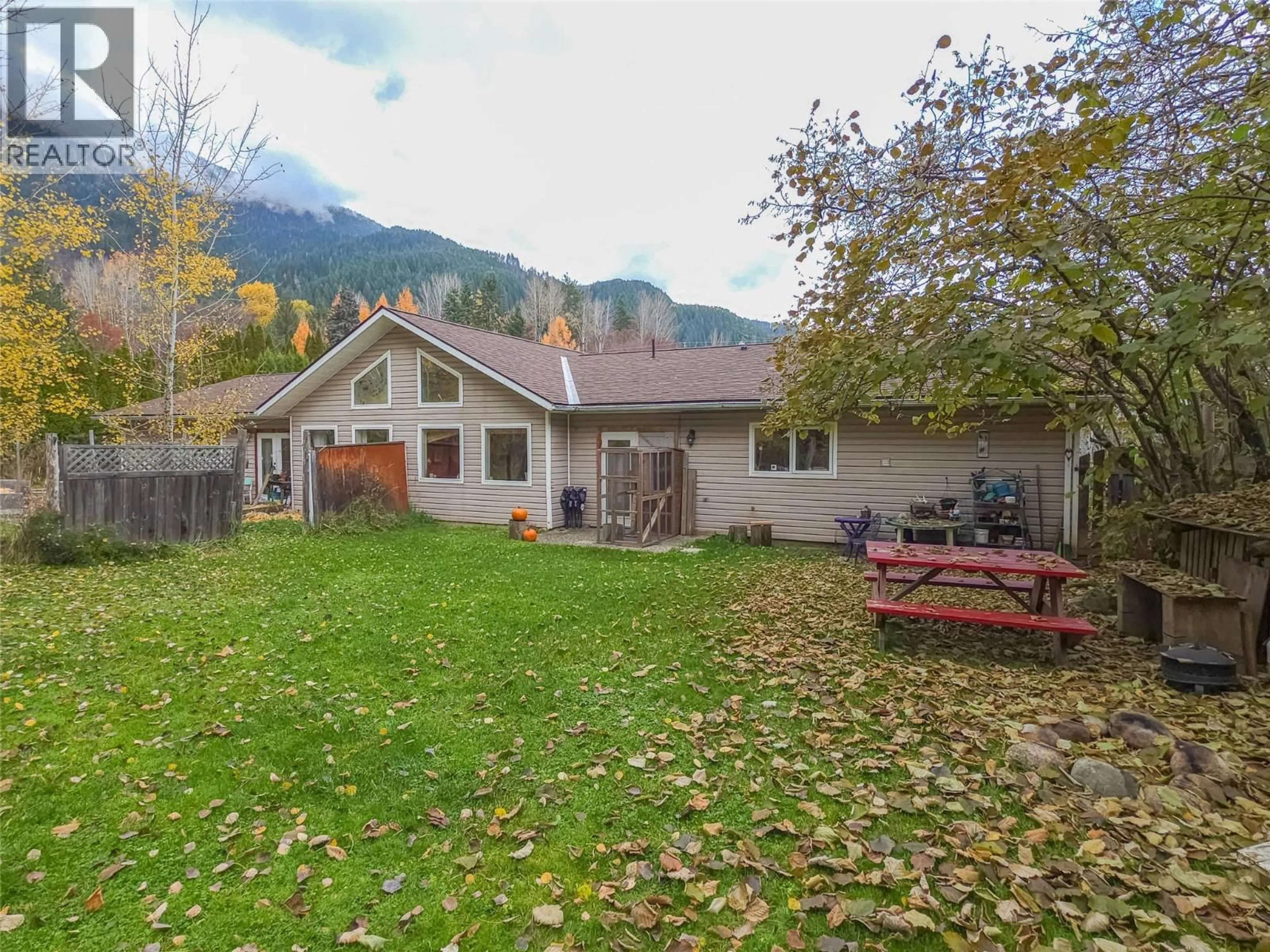 A pic from outside/outdoor area/front of a property/back of a property/a pic from drone, mountain view for 661A C AVENUE, Kaslo British Columbia V0G1M0