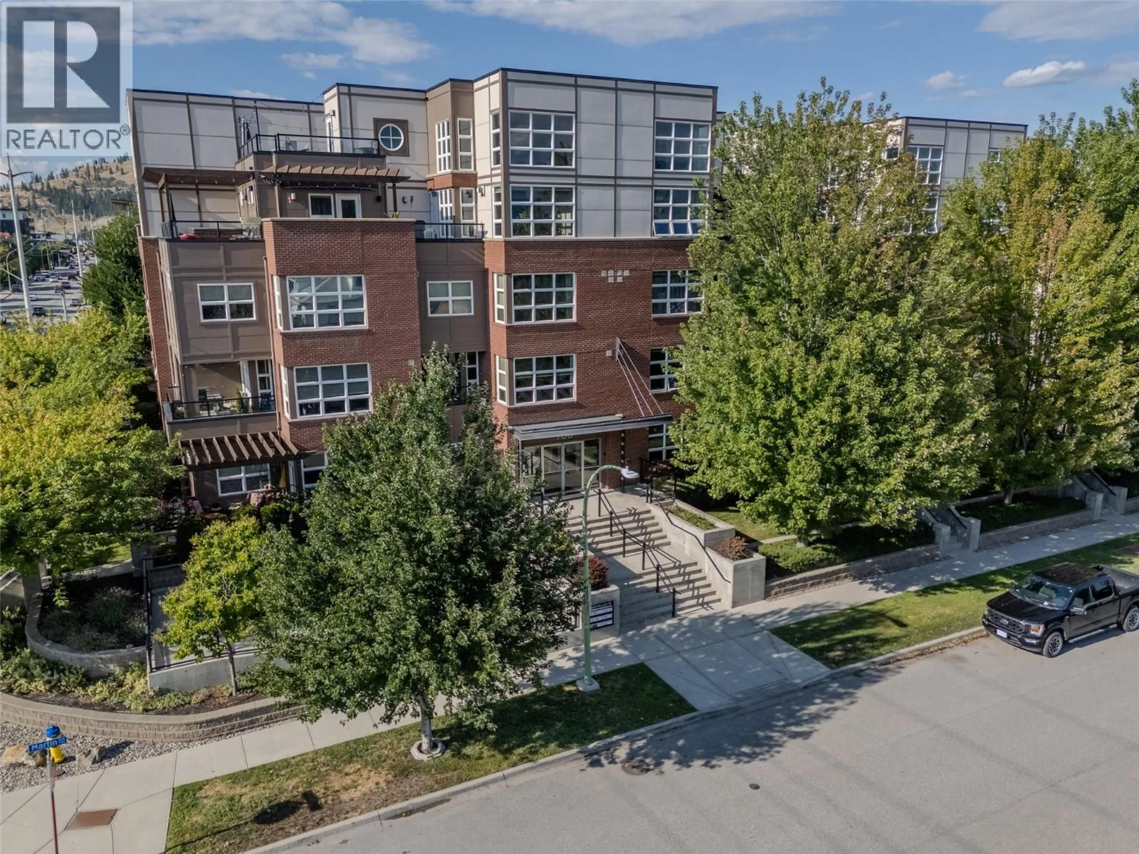 A pic from outside/outdoor area/front of a property/back of a property/a pic from drone, city buildings view from balcony for 106 - 700 MARTIN AVENUE, Kelowna British Columbia V1Y6V3