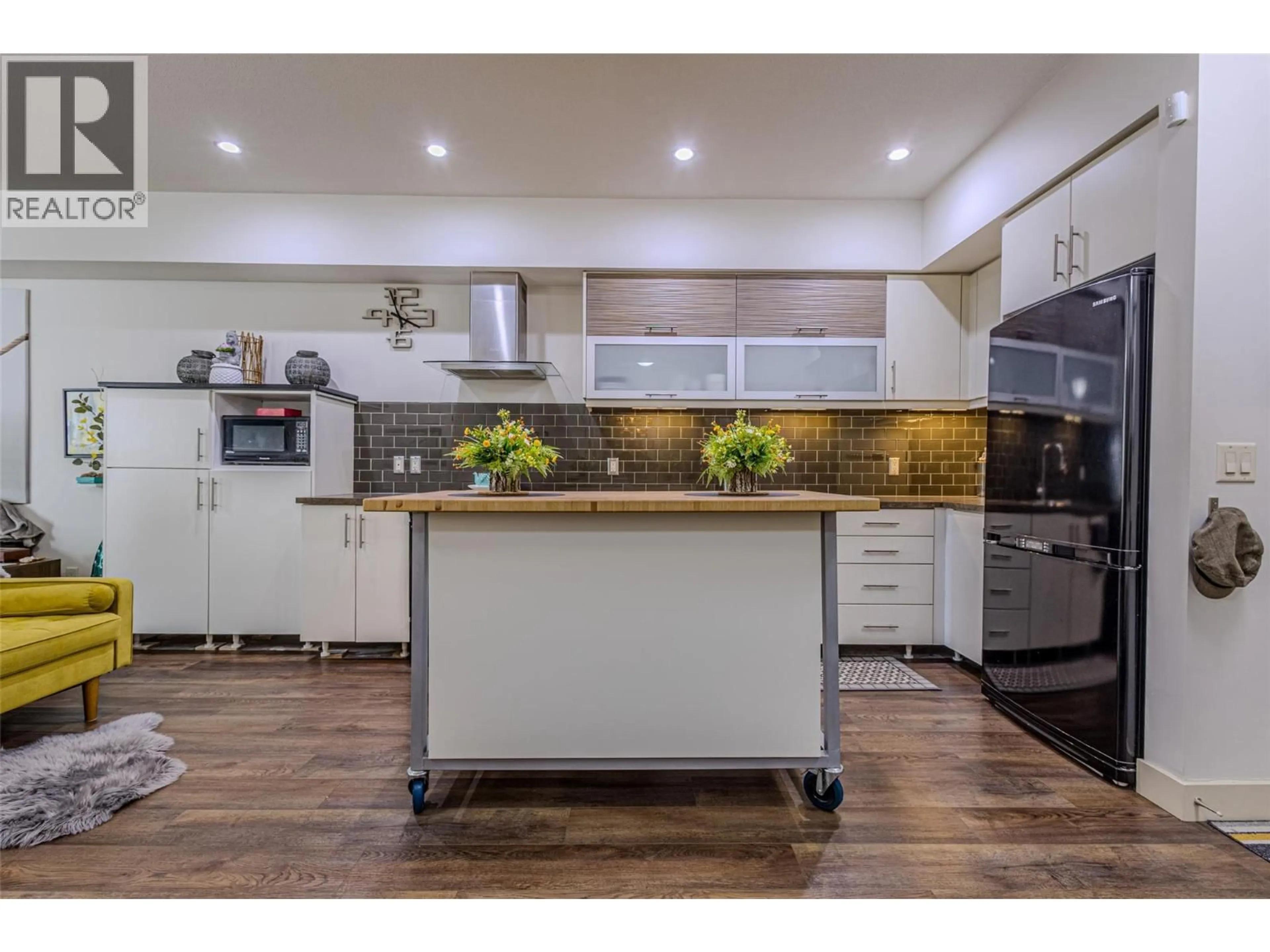 Open concept kitchen, wood/laminate floor for 106 - 700 MARTIN AVENUE, Kelowna British Columbia V1Y6V3