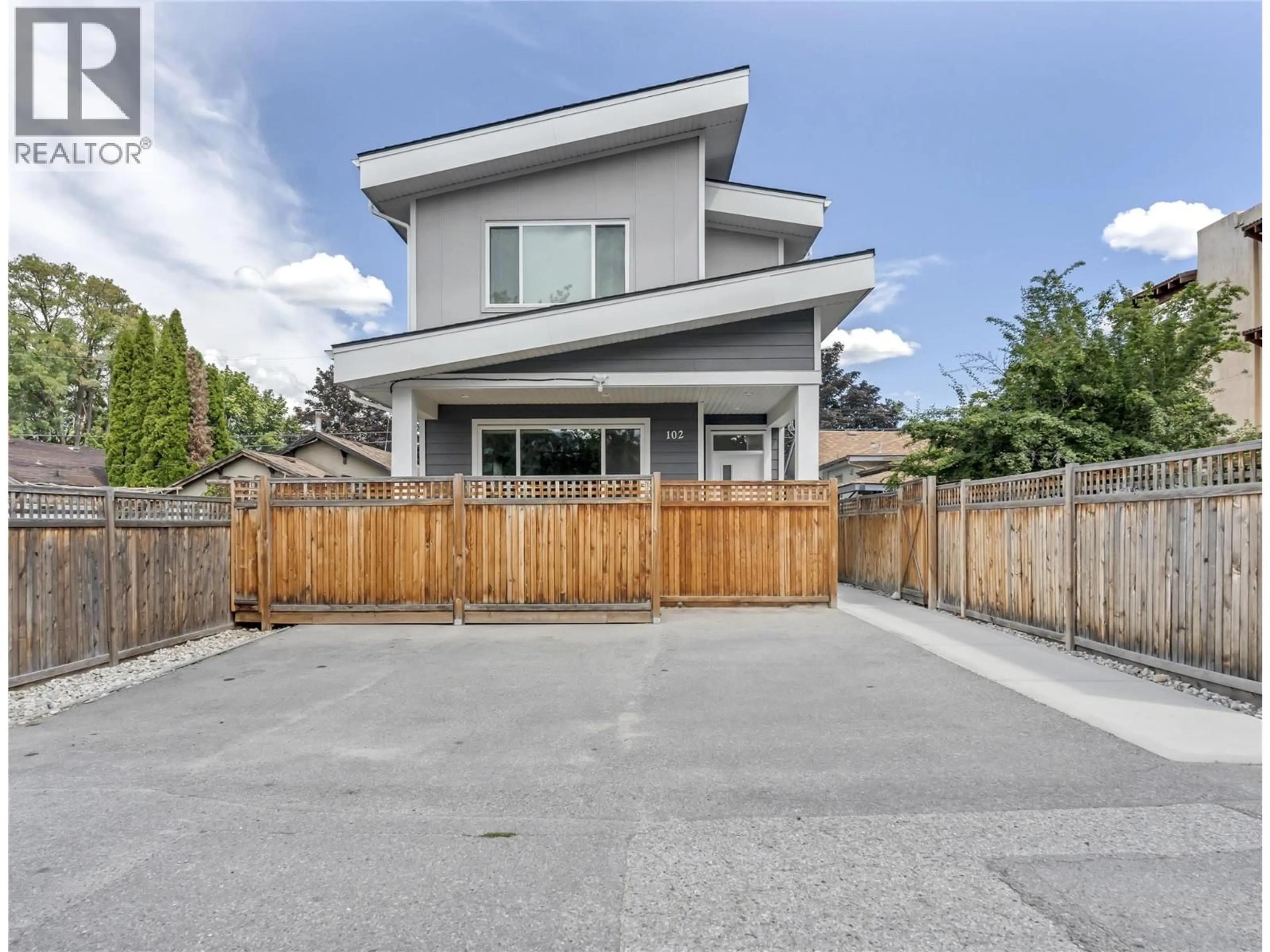 Home with vinyl exterior material, street for 102 - 453 MAURICE STREET, Penticton British Columbia V2A5V8