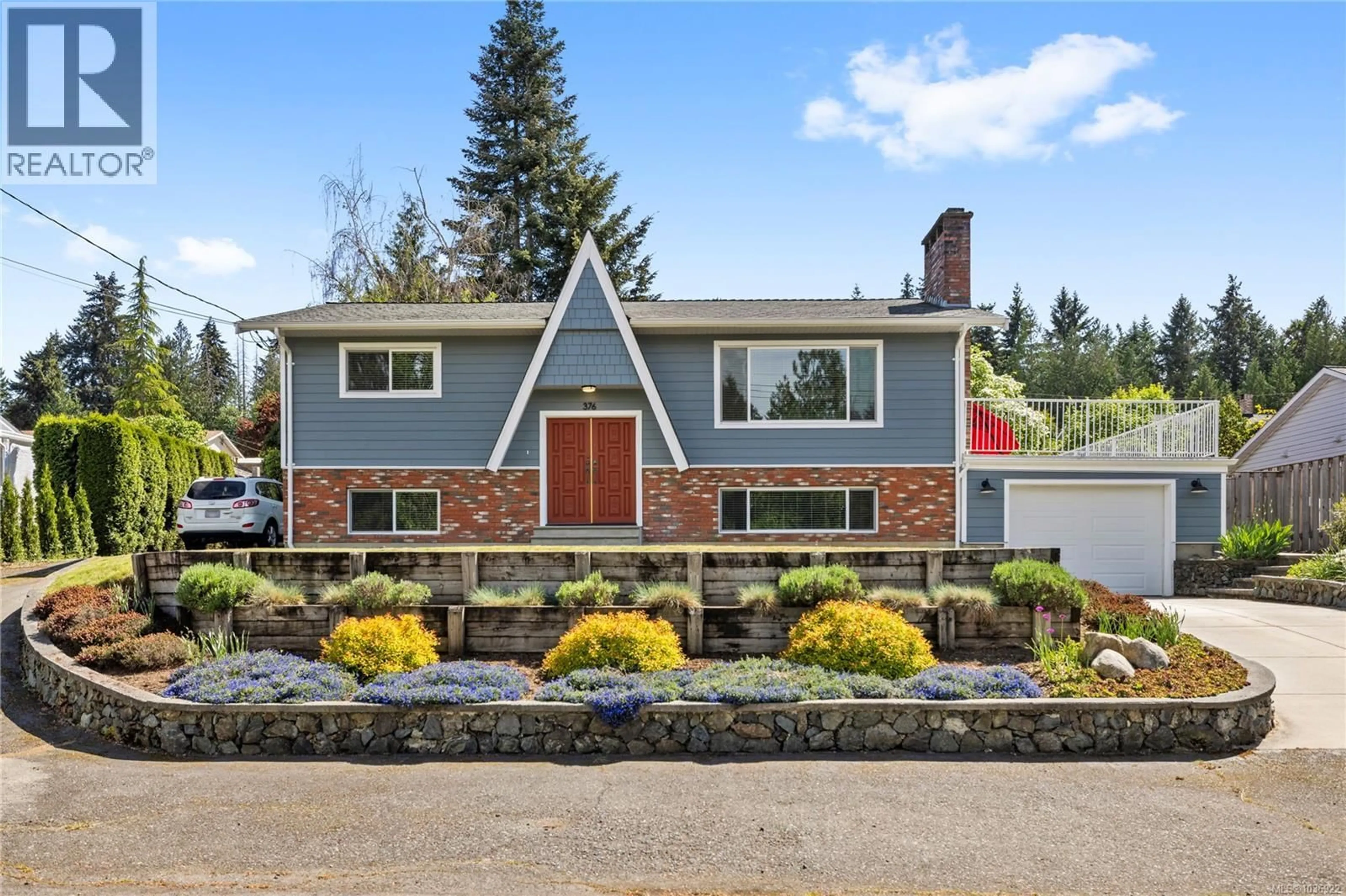 Home with vinyl exterior material, street for 376 ALDOUS ROAD, Qualicum Beach British Columbia V9K1M1
