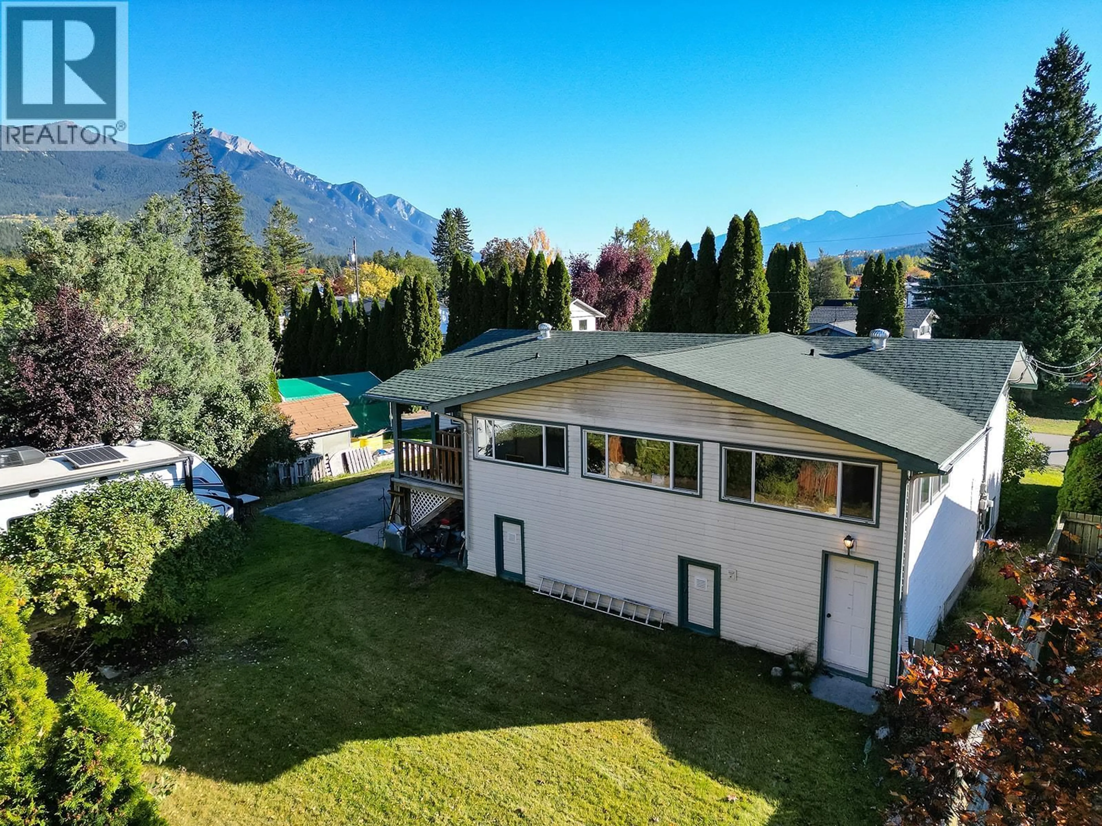A pic from outside/outdoor area/front of a property/back of a property/a pic from drone, mountain view for 515 7TH STREET, Golden British Columbia V0A1H0