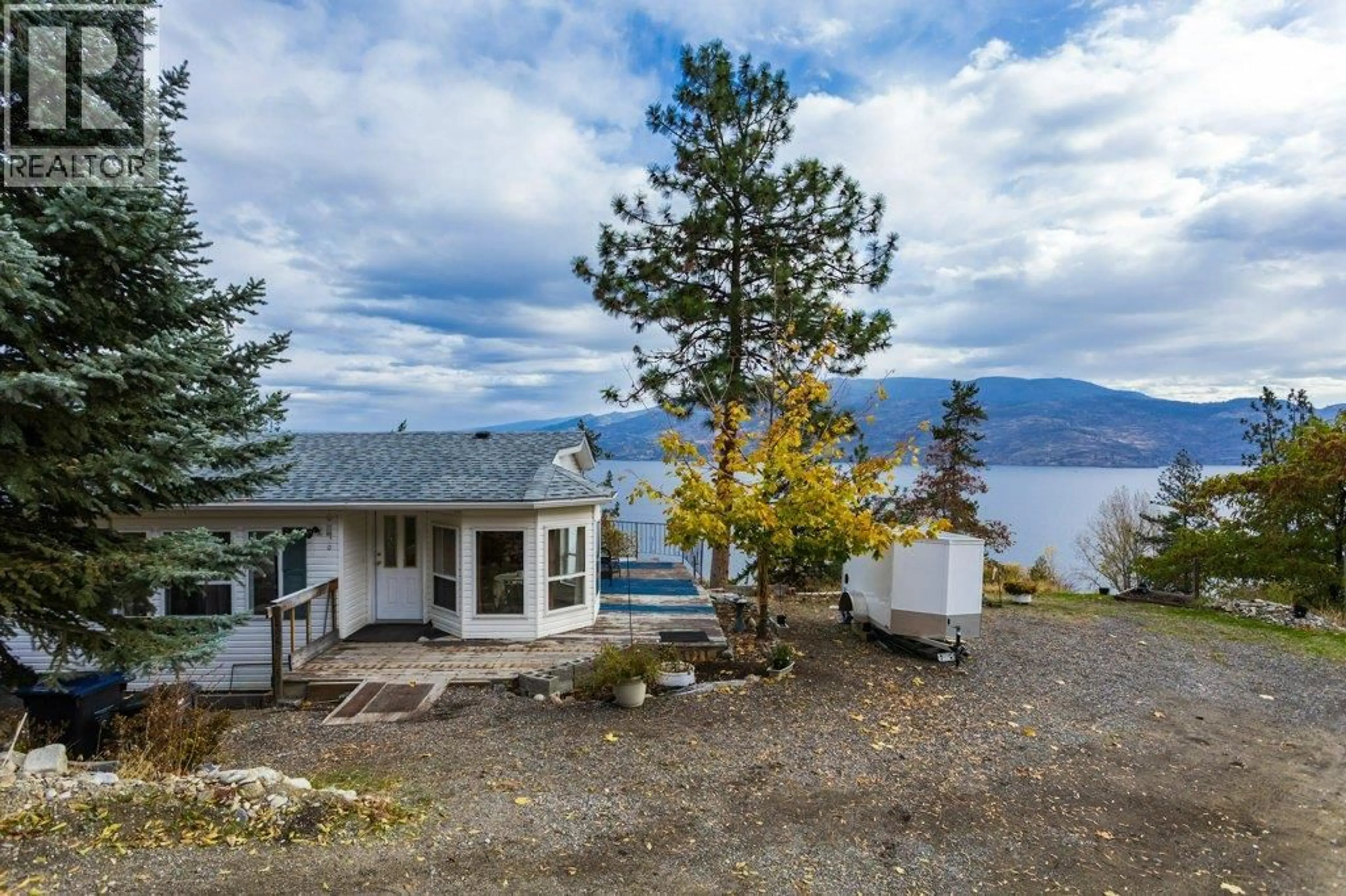 A pic from outside/outdoor area/front of a property/back of a property/a pic from drone, water/lake/river/ocean view for 6 - 5906 SOMERSET AVENUE, Peachland British Columbia V0H1X4