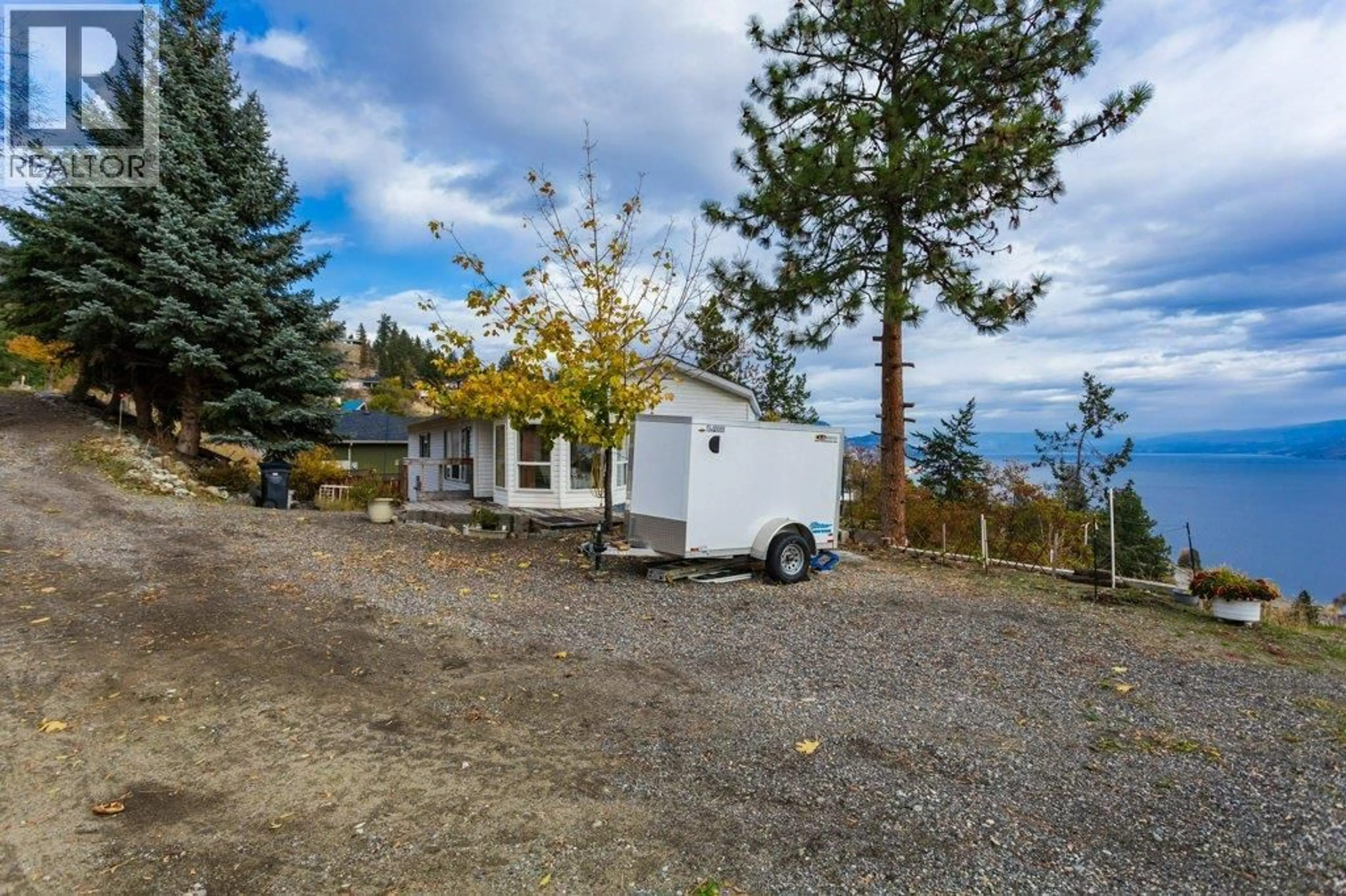 A pic from outside/outdoor area/front of a property/back of a property/a pic from drone, mountain view for 6 - 5906 SOMERSET AVENUE, Peachland British Columbia V0H1X4