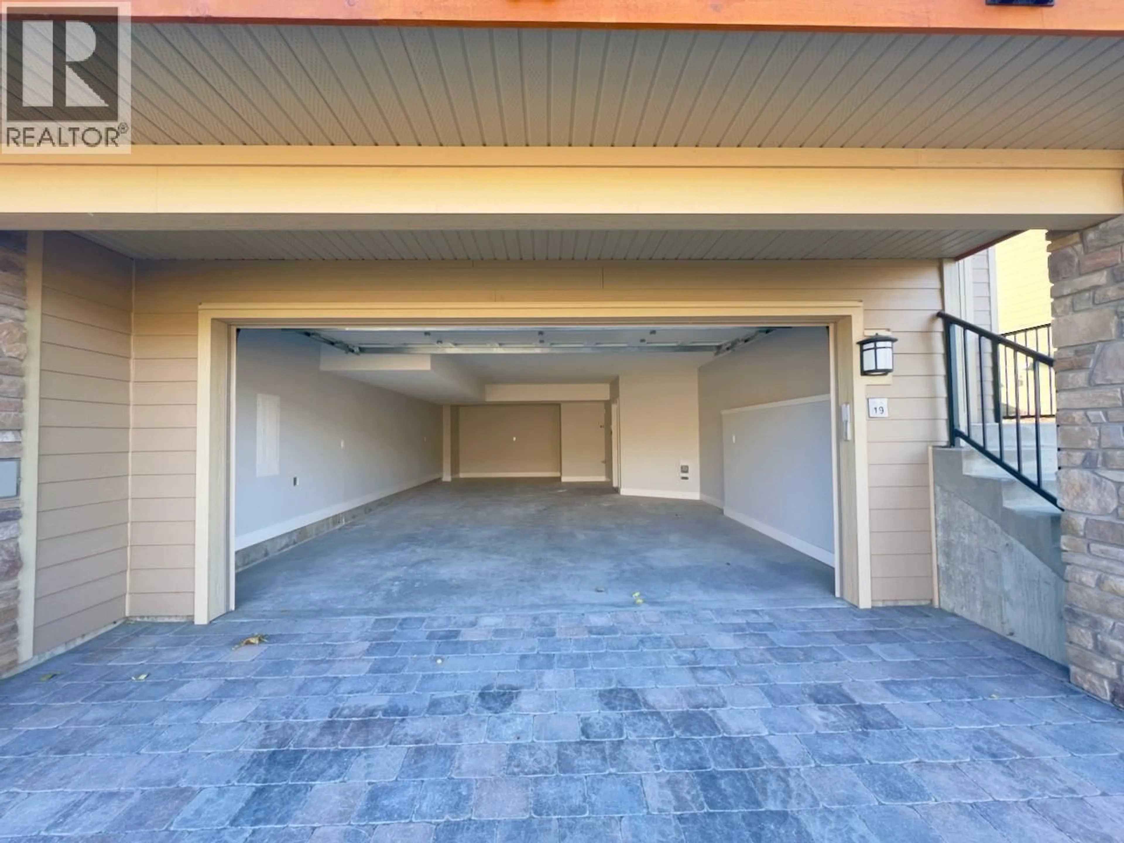 Indoor garage for 19 - 130 COLEBROOK ROAD, Kamloops British Columbia V1S0B3