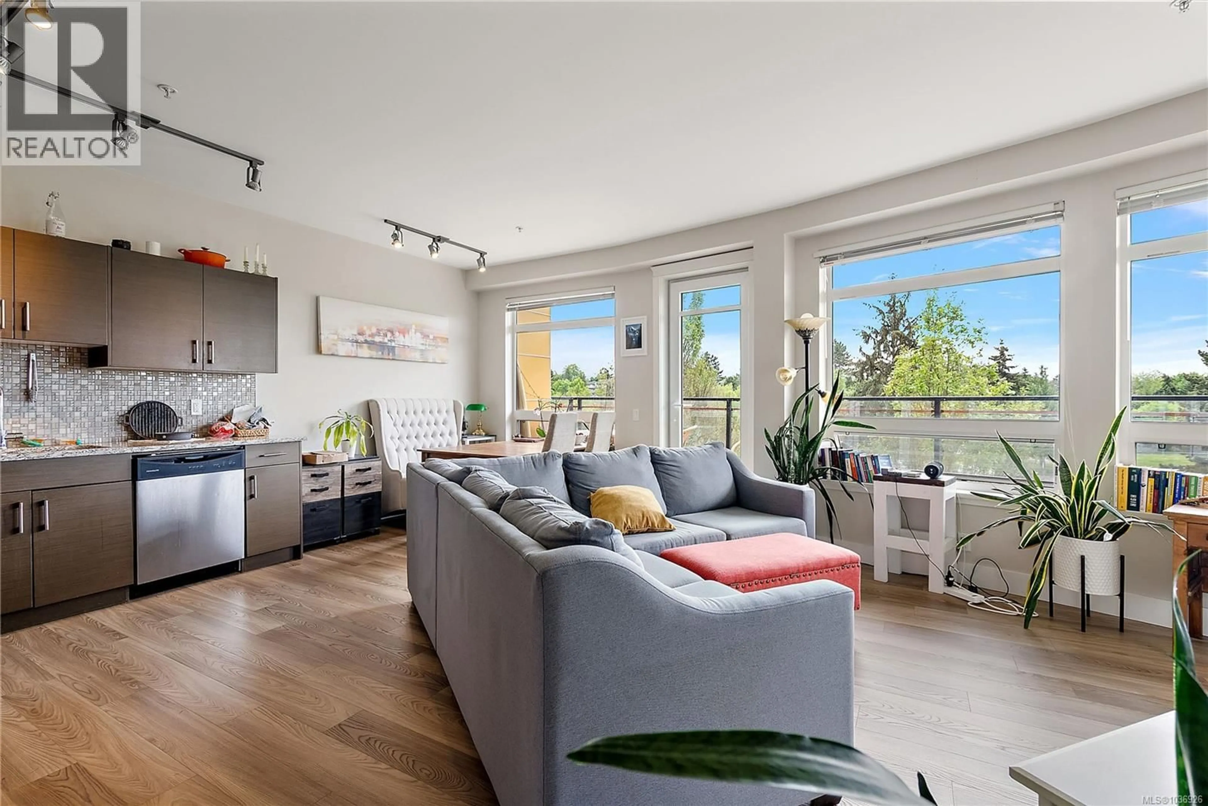 Living room with furniture, unknown for 307 - 935 CLOVERDALE AVENUE, Saanich British Columbia V8X2T4