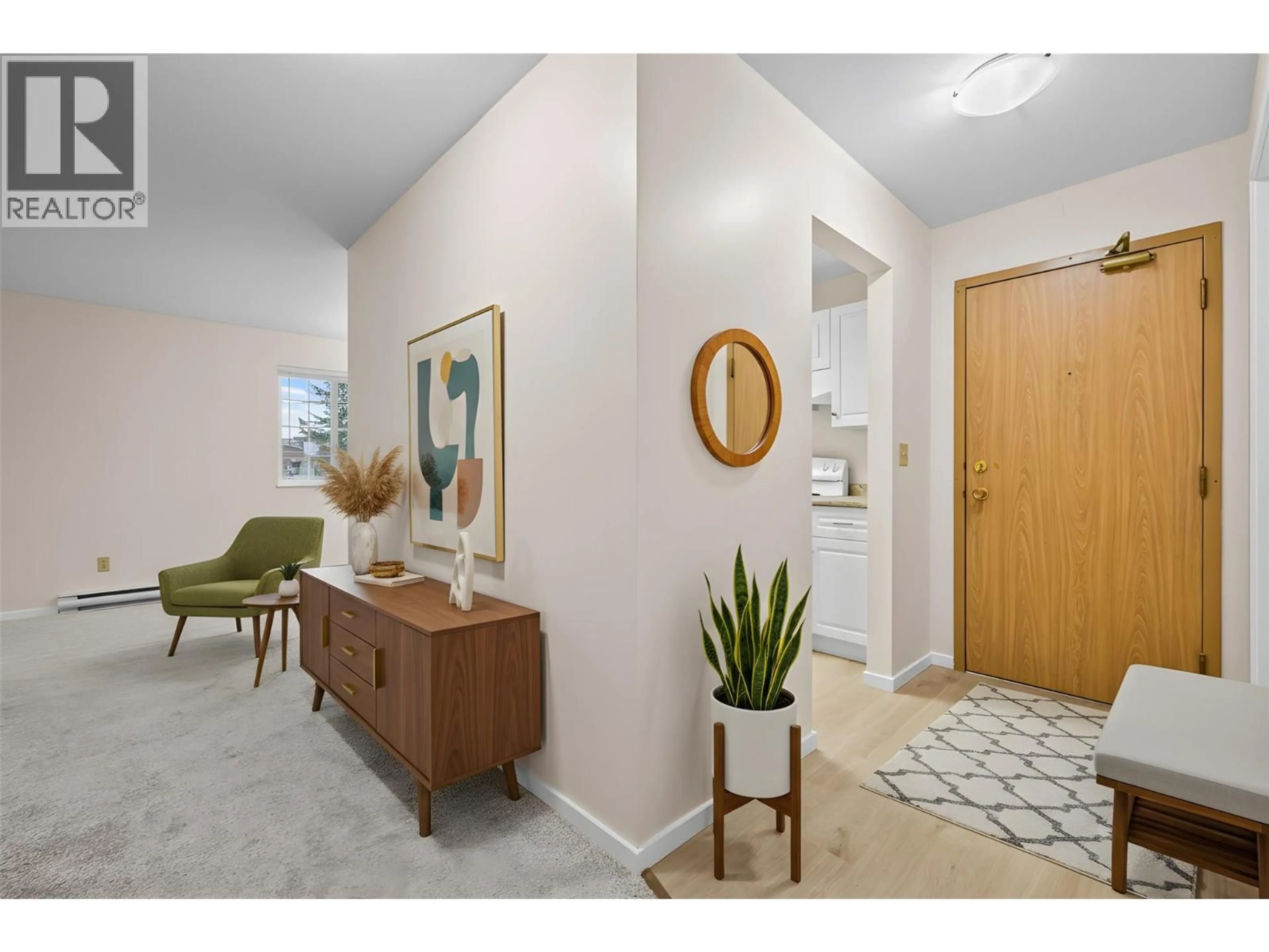 Indoor entryway for 111 - 3180 DE MONTREUIL COURT, Kelowna British Columbia V1W3W4