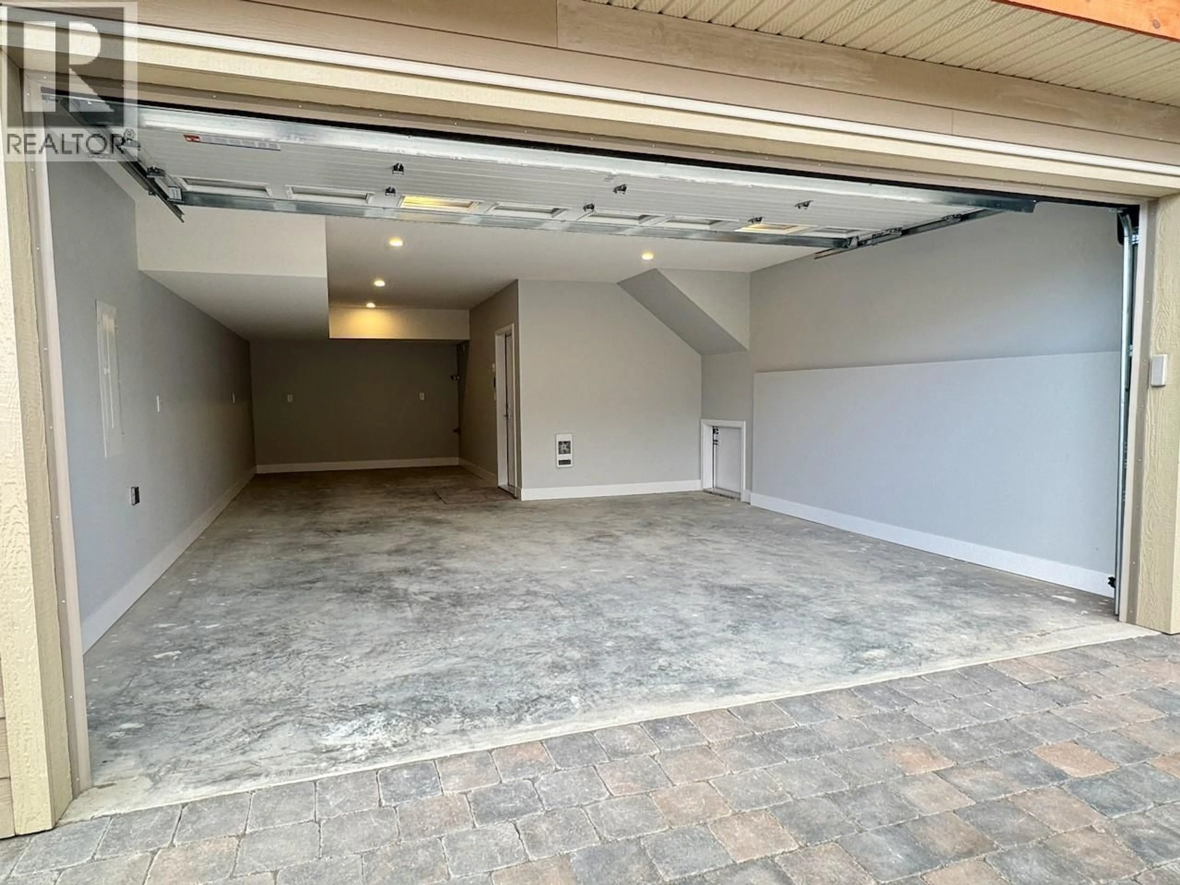 Indoor garage for 27 - 130 COLEBROOK ROAD, Kamloops British Columbia V1S0B3