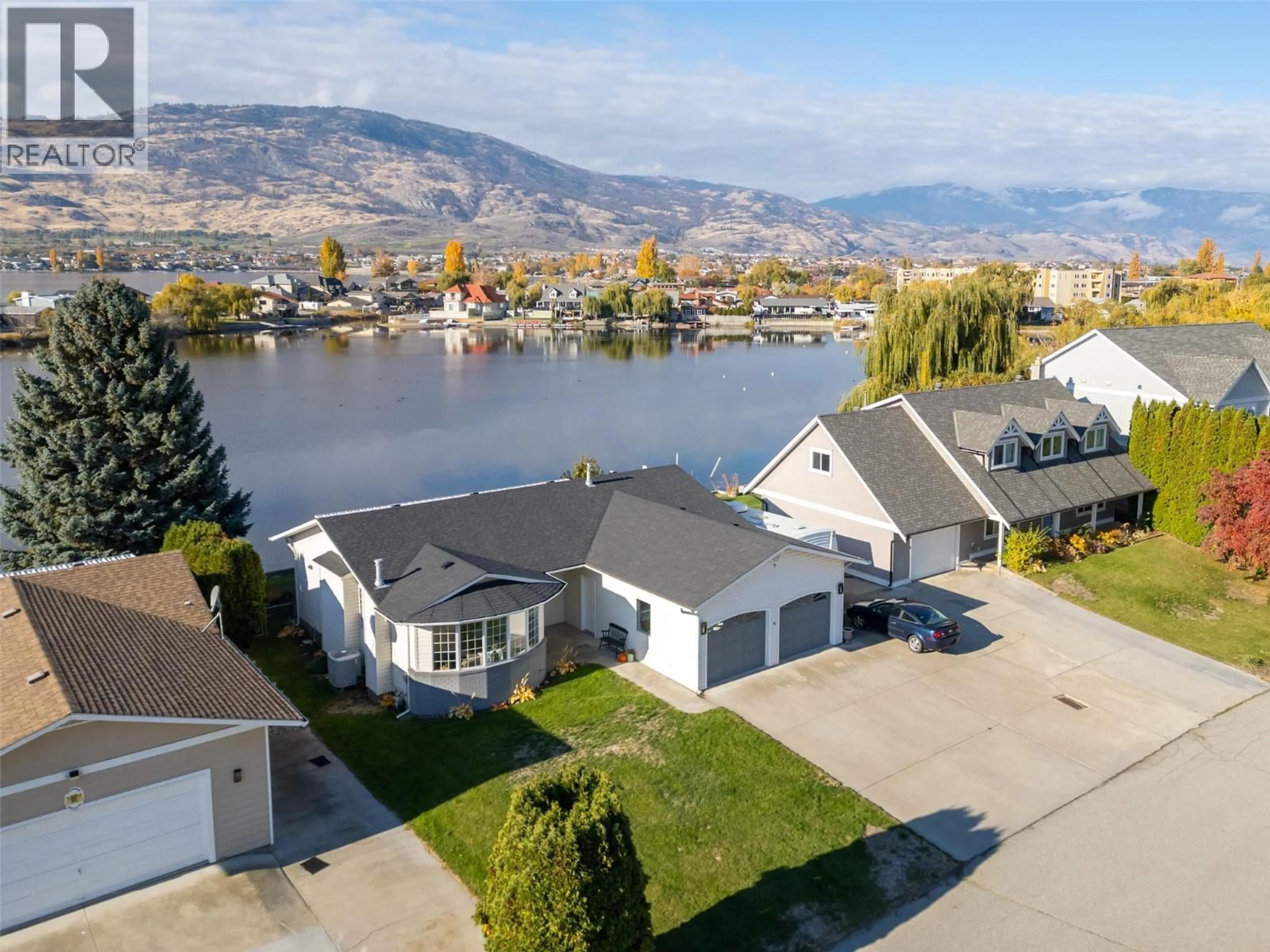 A pic from outside/outdoor area/front of a property/back of a property/a pic from drone, water/lake/river/ocean view for 38 BAYVIEW CRESCENT, Osoyoos British Columbia V0H1V6