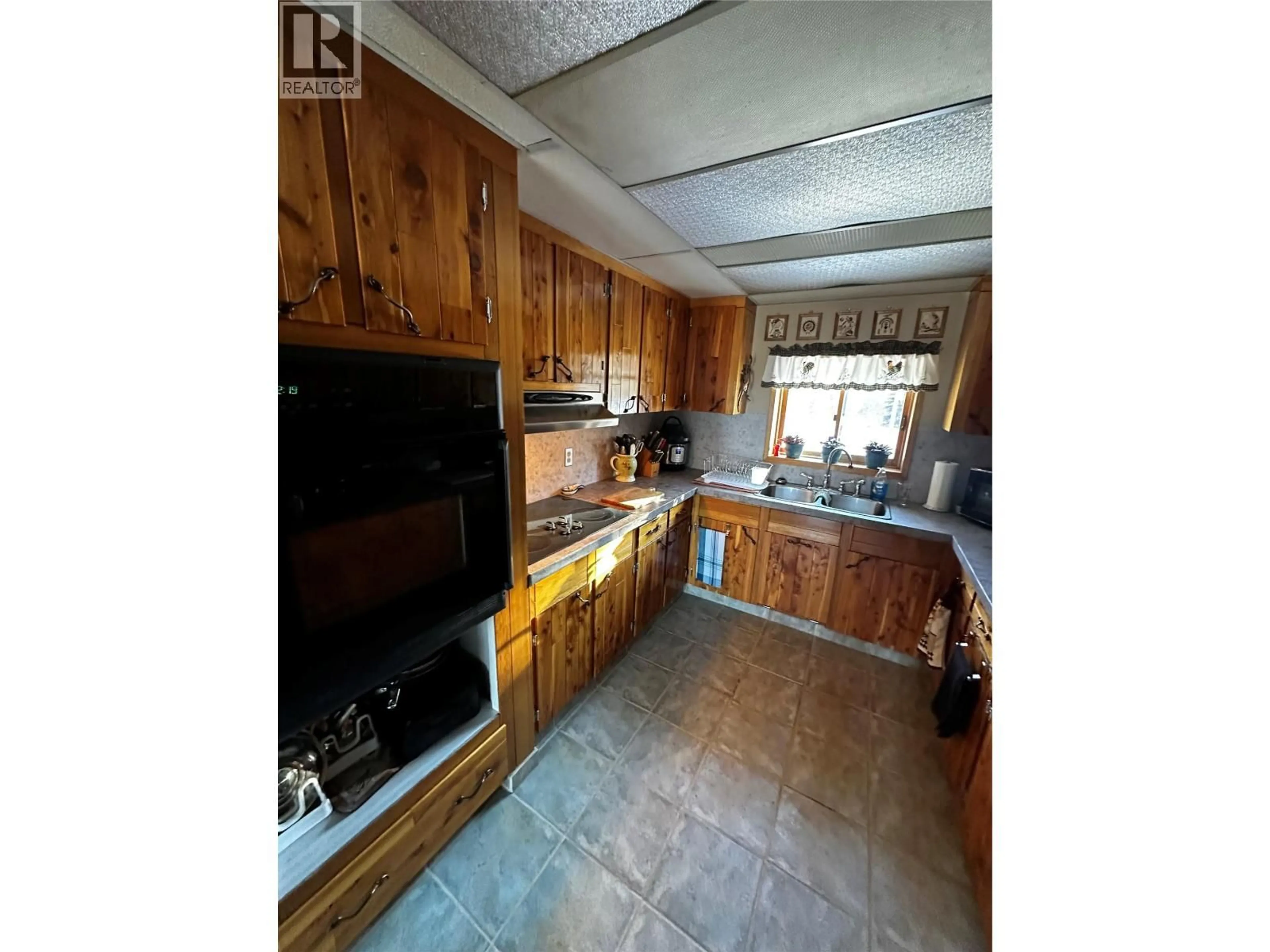 Standard kitchen, unknown for 2959 SAWCHUK ROAD, Chetwynd British Columbia V0C1J0
