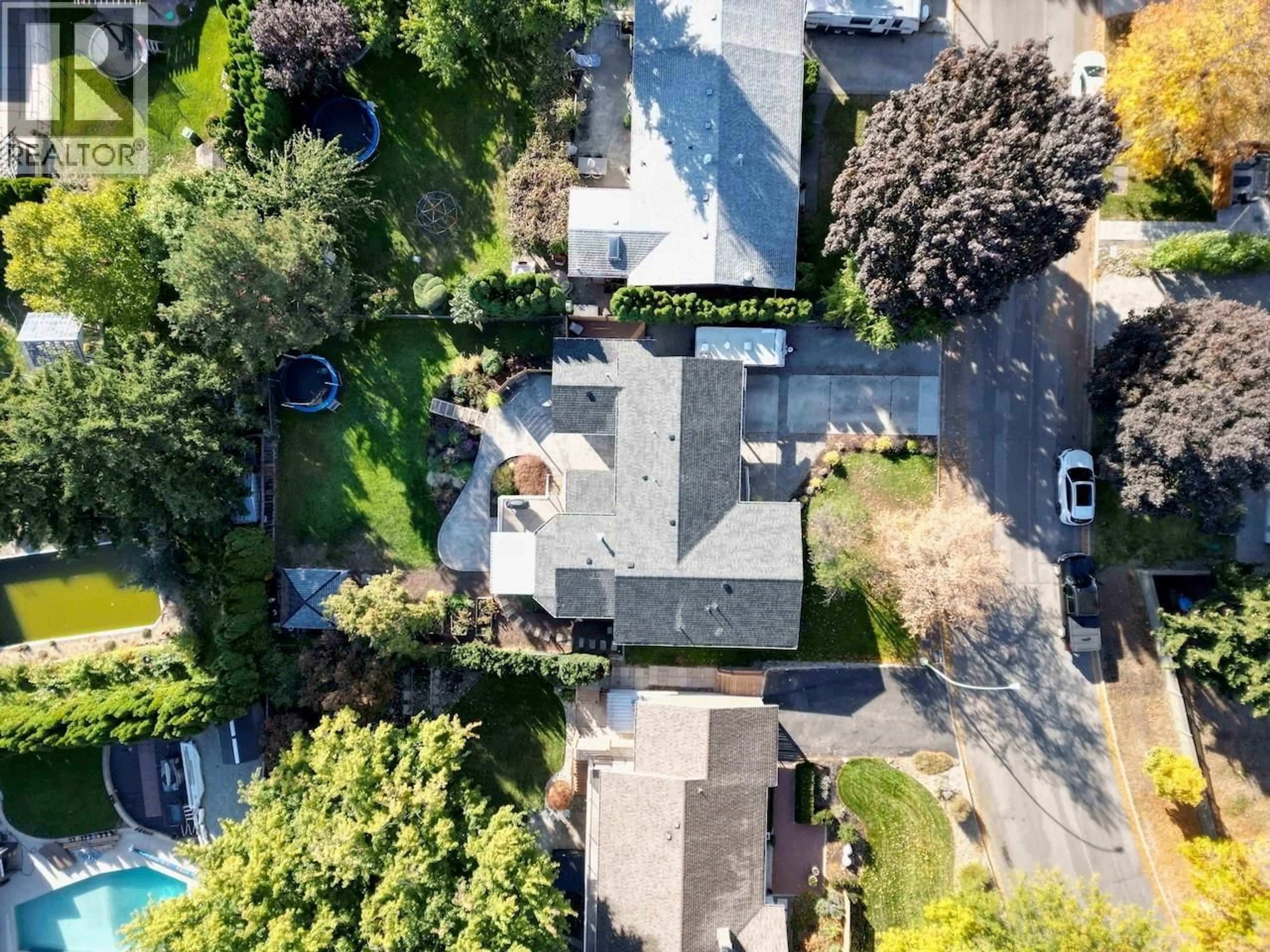 A pic from outside/outdoor area/front of a property/back of a property/a pic from drone, street for 994 TRONSON DRIVE, Kelowna British Columbia V1Y4E1