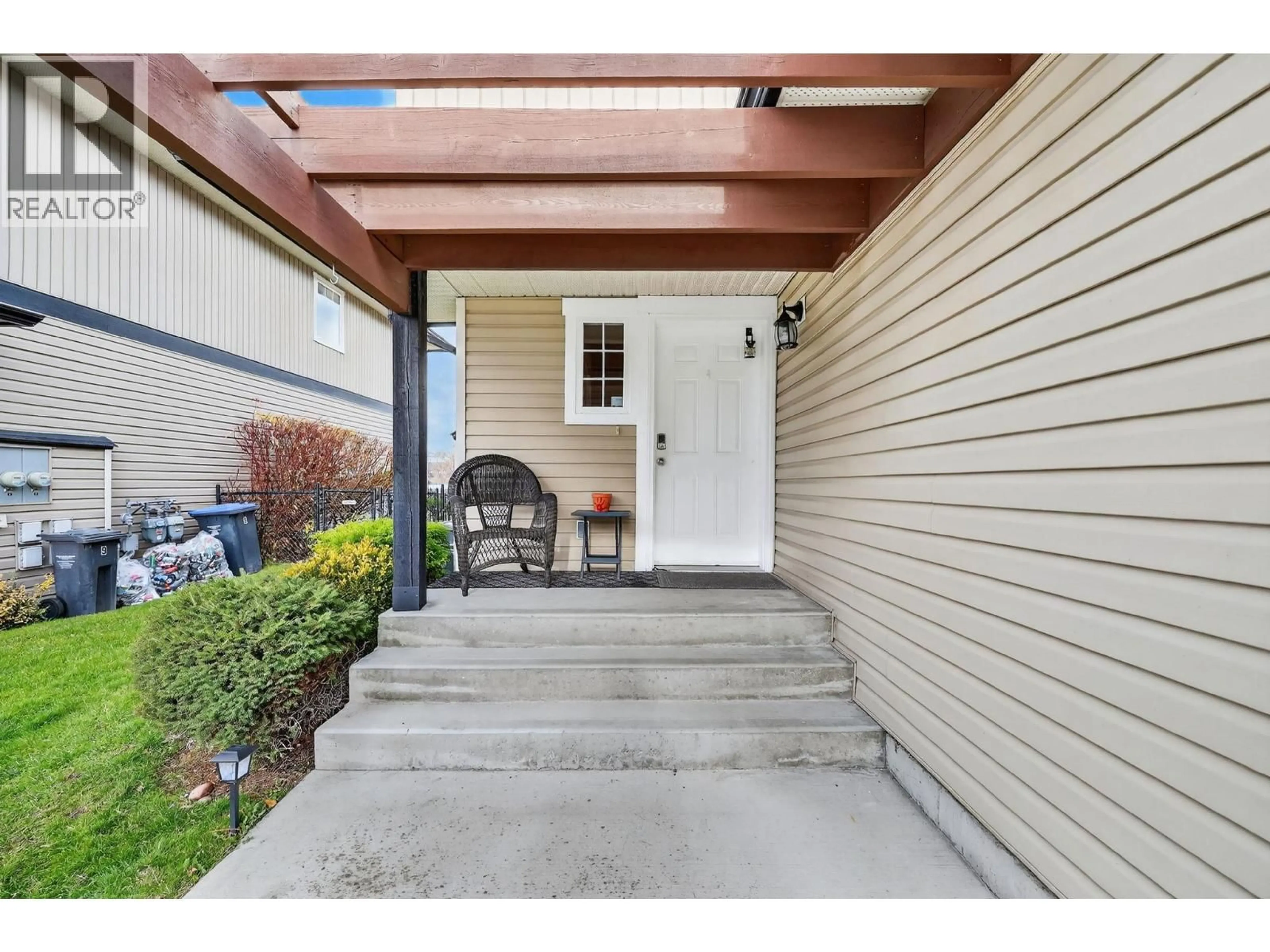 Indoor entryway for 8 - 180 MCCURDY ROAD, Kelowna British Columbia V1X2N9