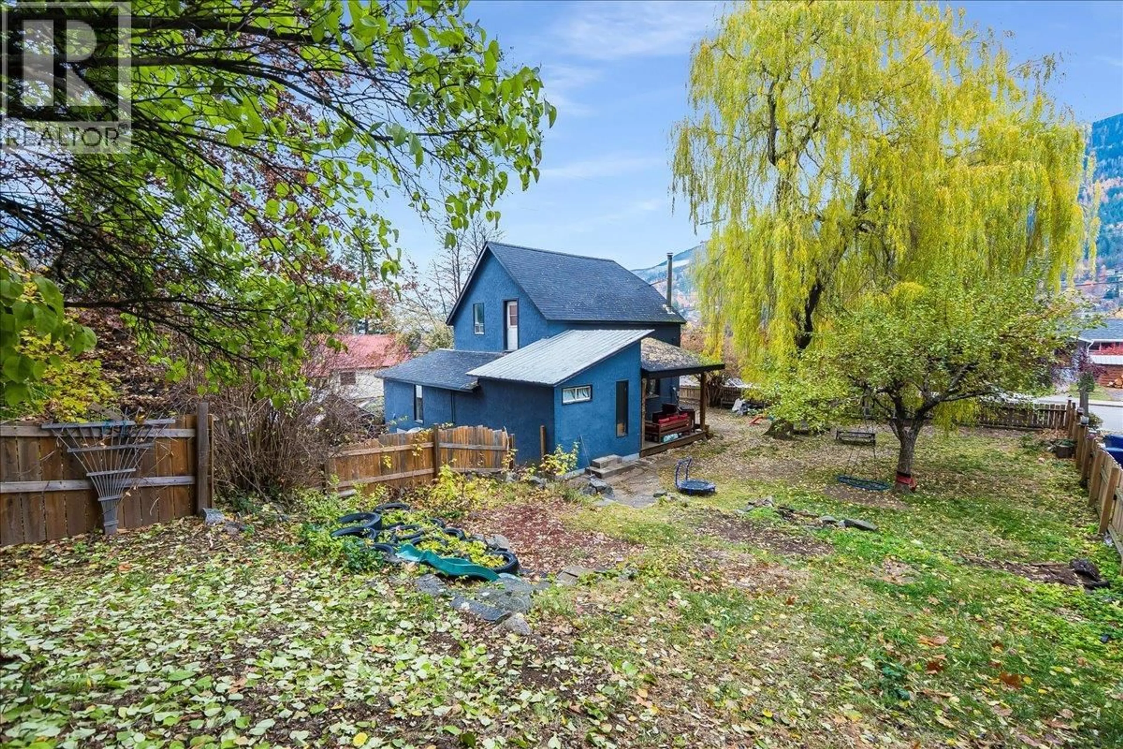 A pic from outside/outdoor area/front of a property/back of a property/a pic from drone, street for 1602 VANCOUVER STREET, Nelson British Columbia V1L1E6