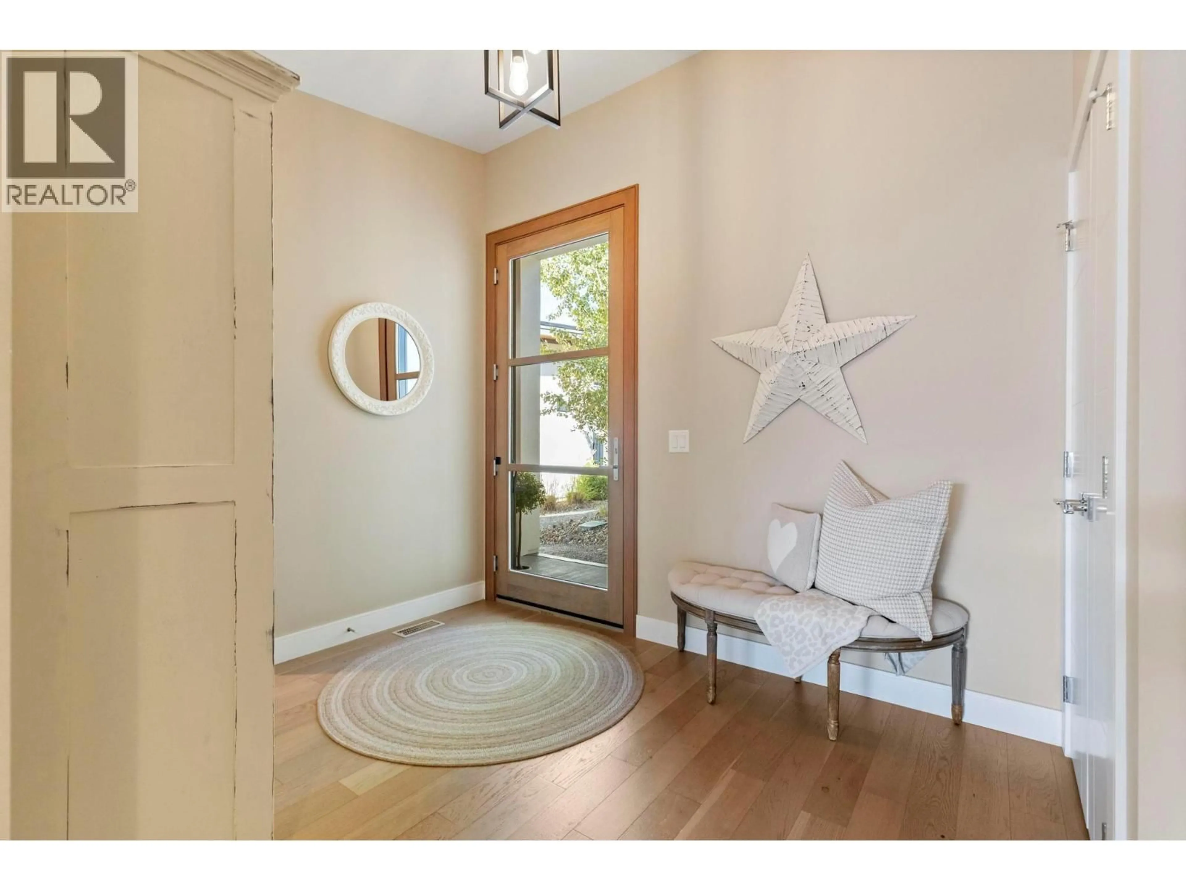 Indoor entryway for 1768 SLATEVIEW CRESCENT, Lake Country British Columbia V4V2T4