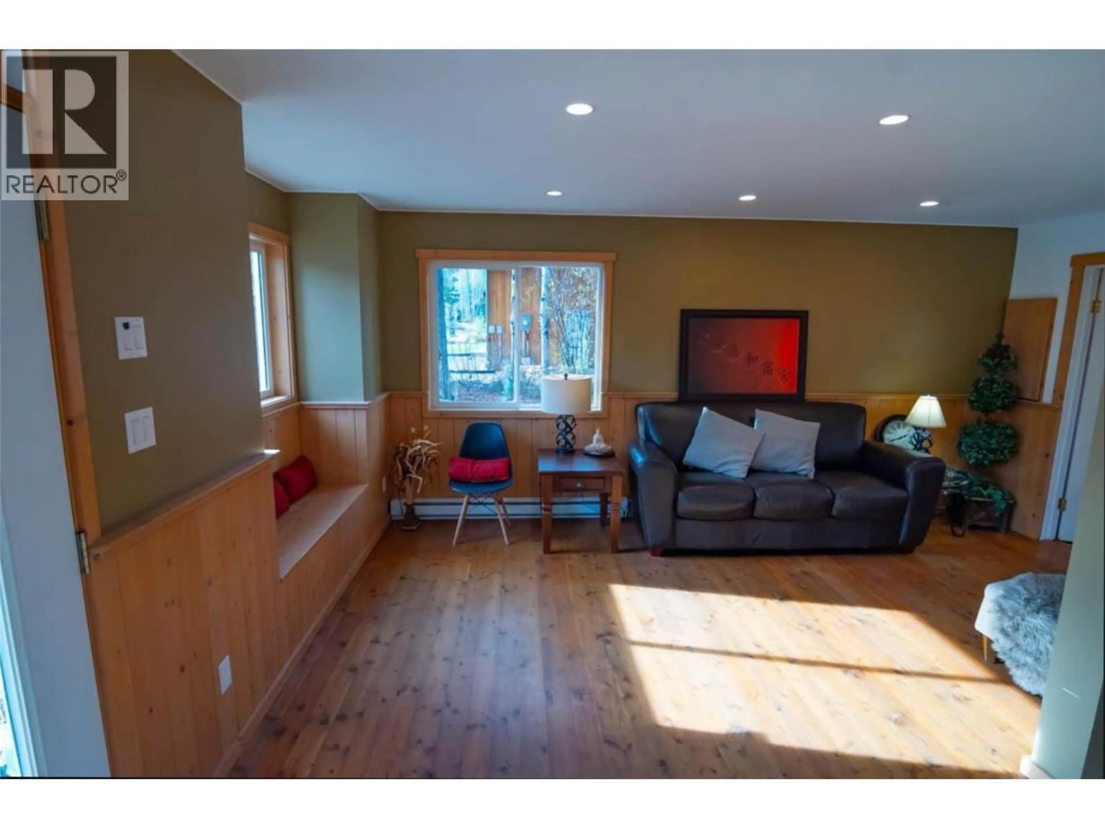 Living room with furniture, wood/laminate floor for 1504 QUARTZ CRESCENT, Golden British Columbia V0A1H3