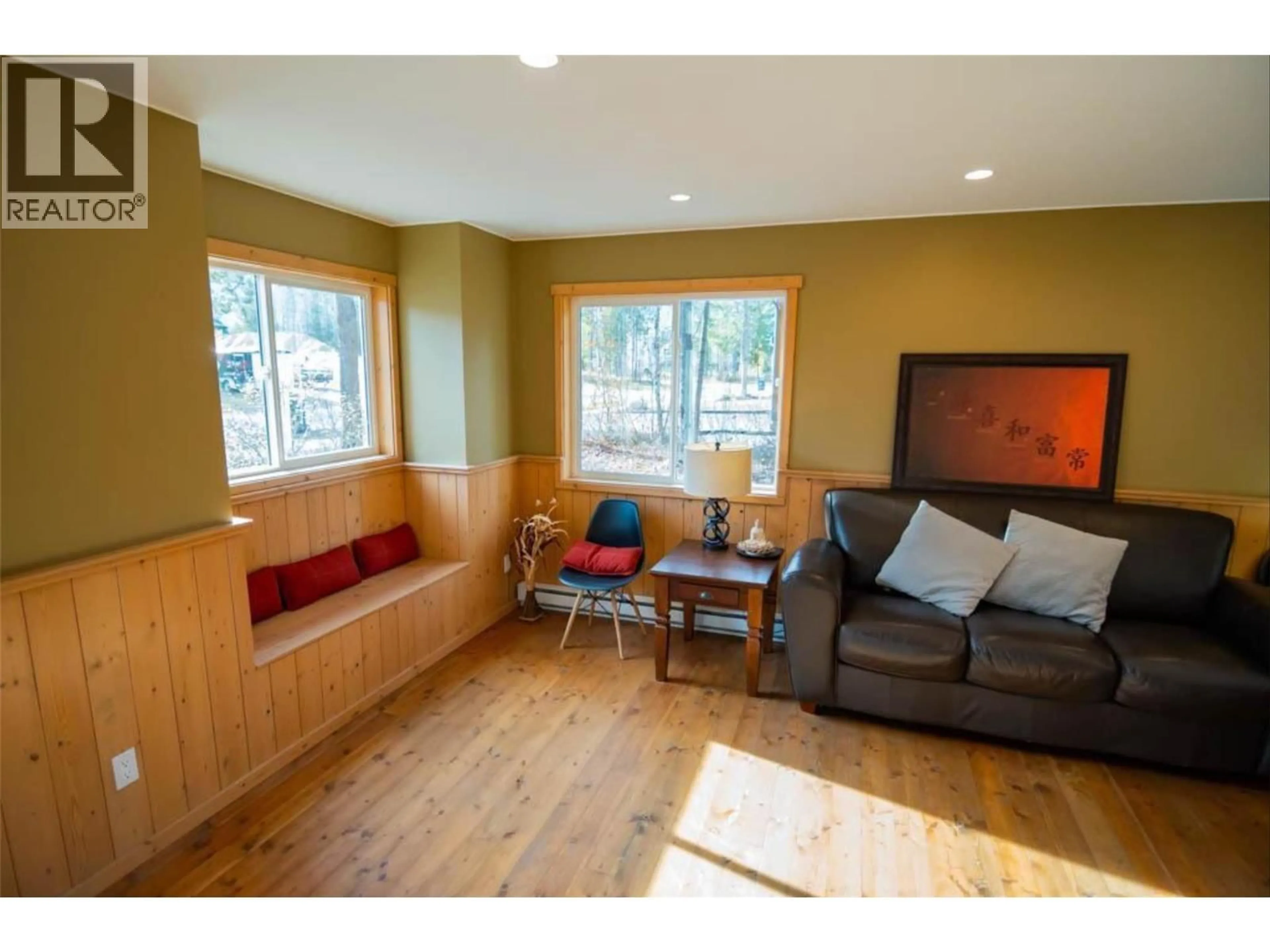 Living room with furniture, wood/laminate floor for 1504 QUARTZ CRESCENT, Golden British Columbia V0A1H3