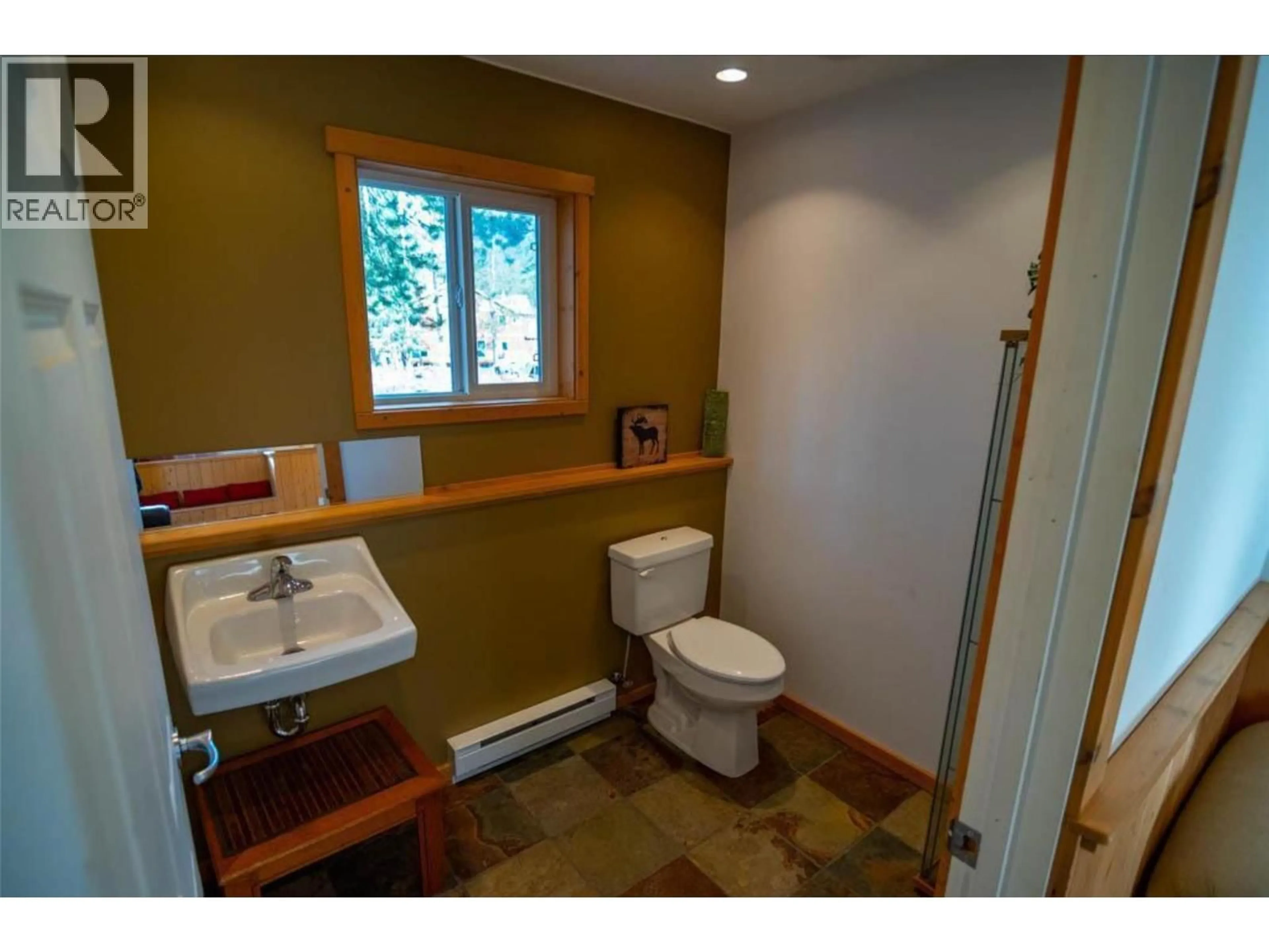 Standard bathroom, ceramic/tile floor for 1504 QUARTZ CRESCENT, Golden British Columbia V0A1H3
