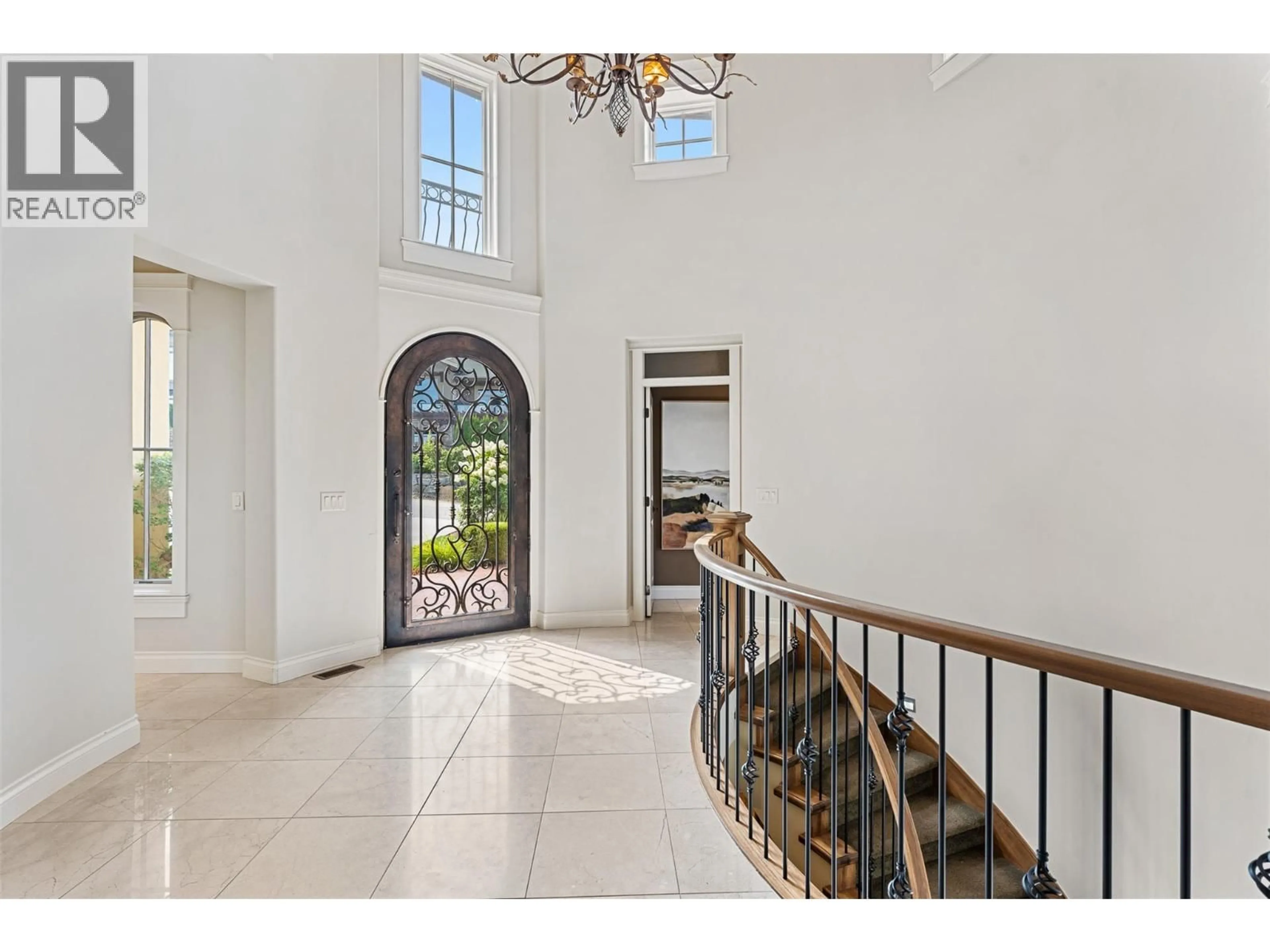 Indoor foyer for 660 ALMANDINE COURT, Kelowna British Columbia V1W4Z5