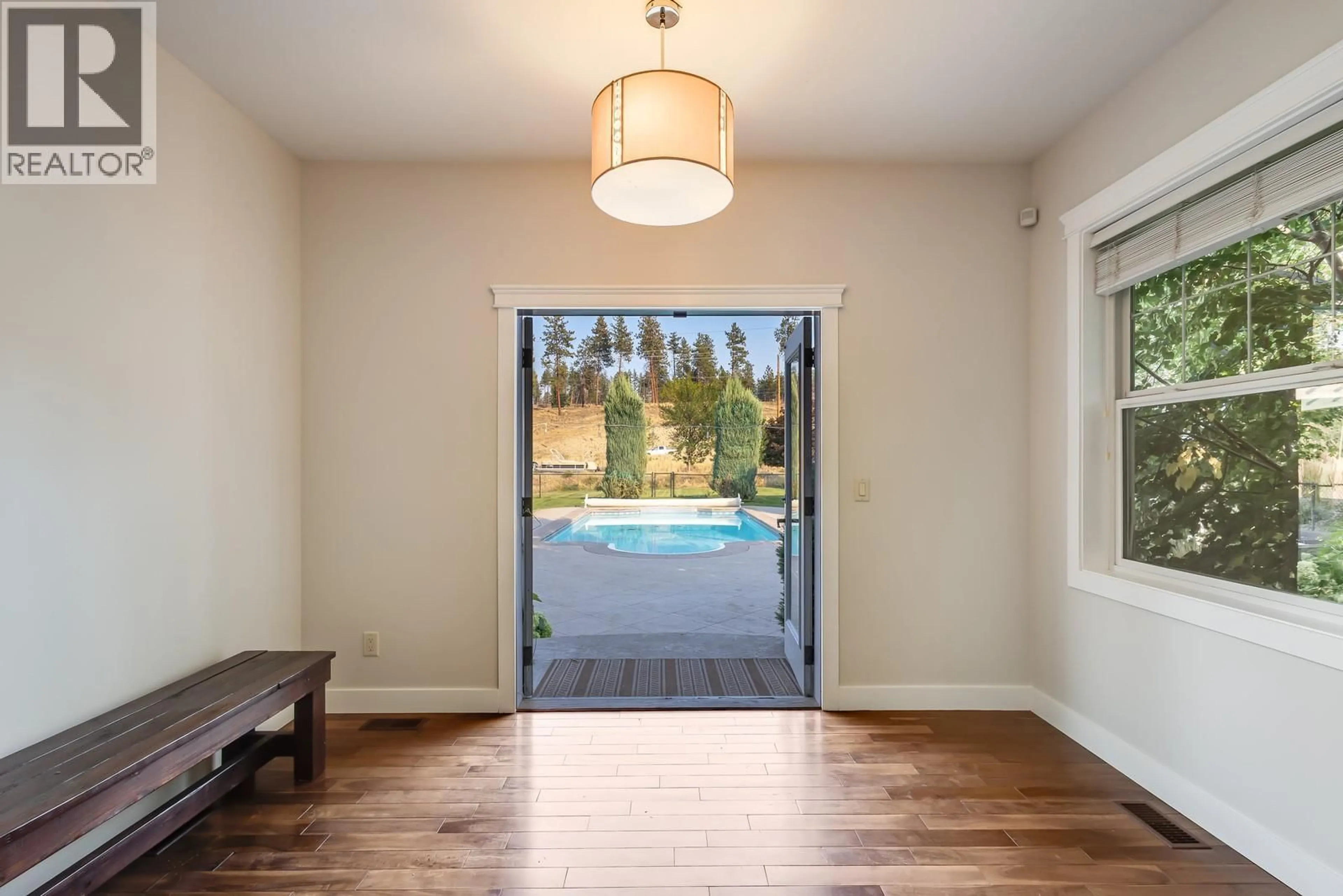 Indoor entryway for 5308 UPPER MISSION DRIVE, Kelowna British Columbia V1W3S9