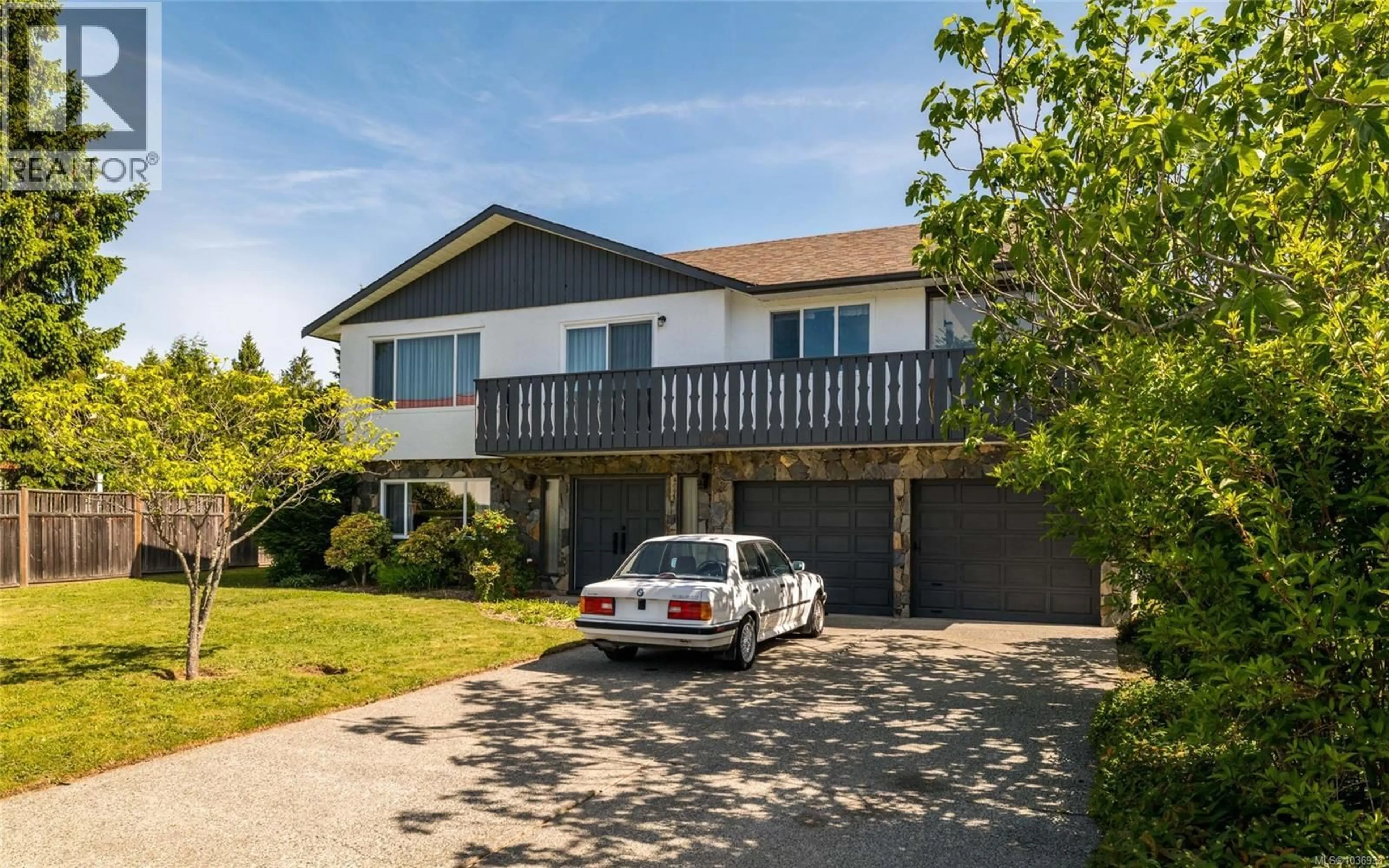 A pic from outside/outdoor area/front of a property/back of a property/a pic from drone, street for 4098 ORION PLACE, Saanich British Columbia V8N5K8